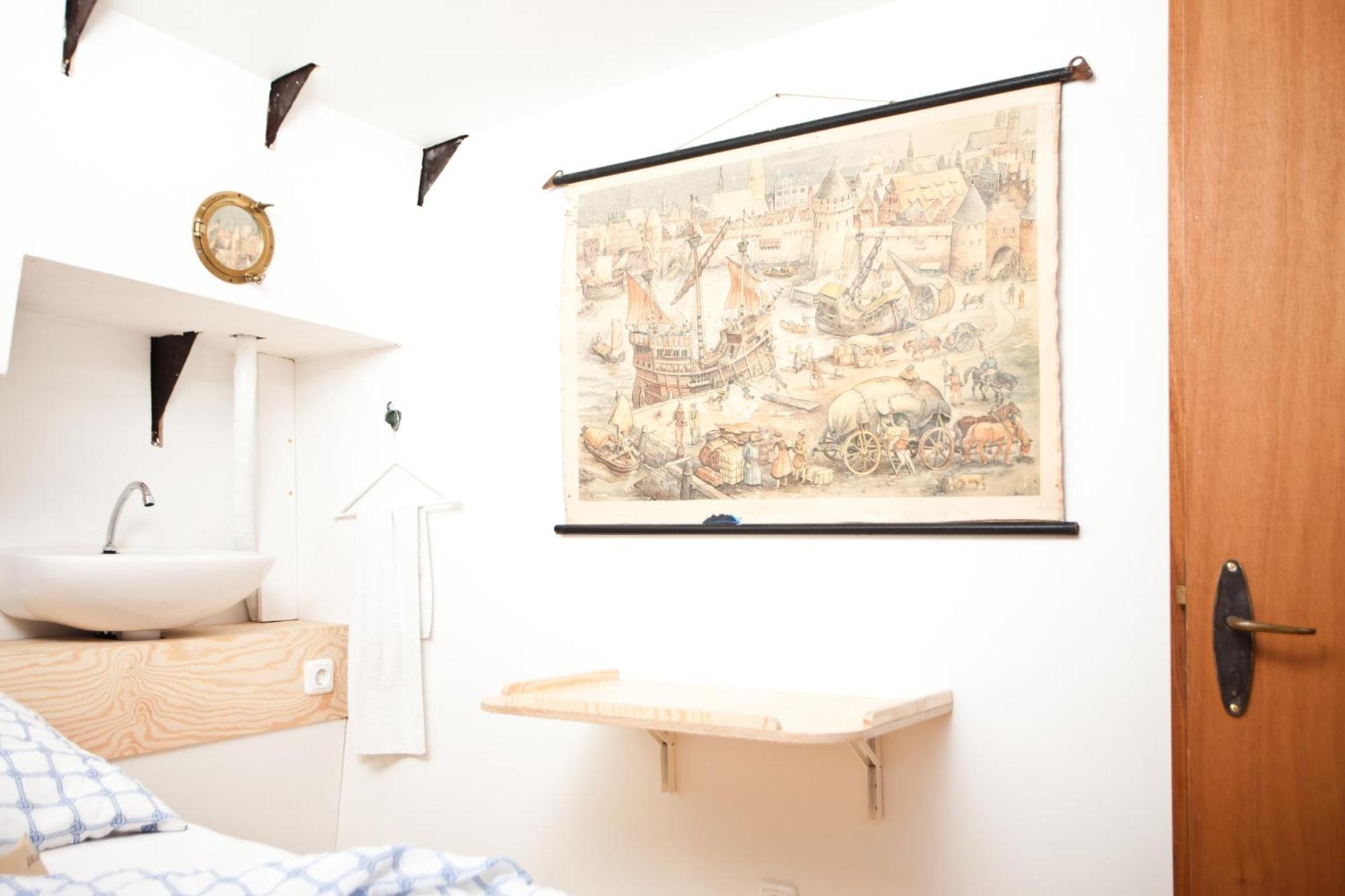 Double Room with Extra Bed and Shared Bathroom photo 3