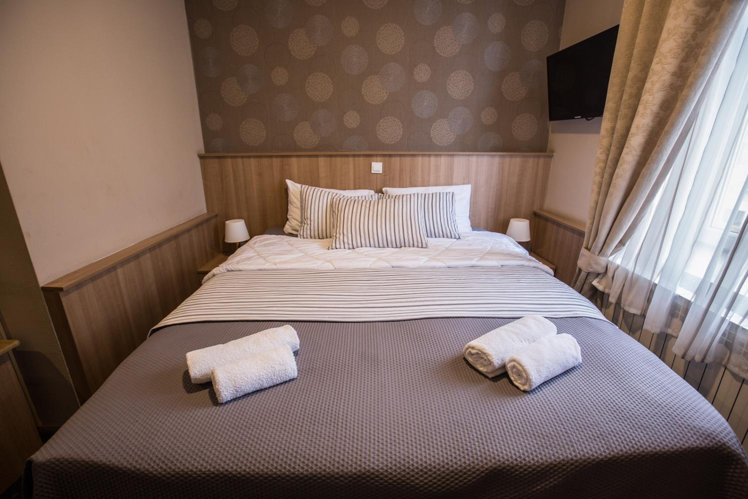 Double or Twin Room - Photo 9