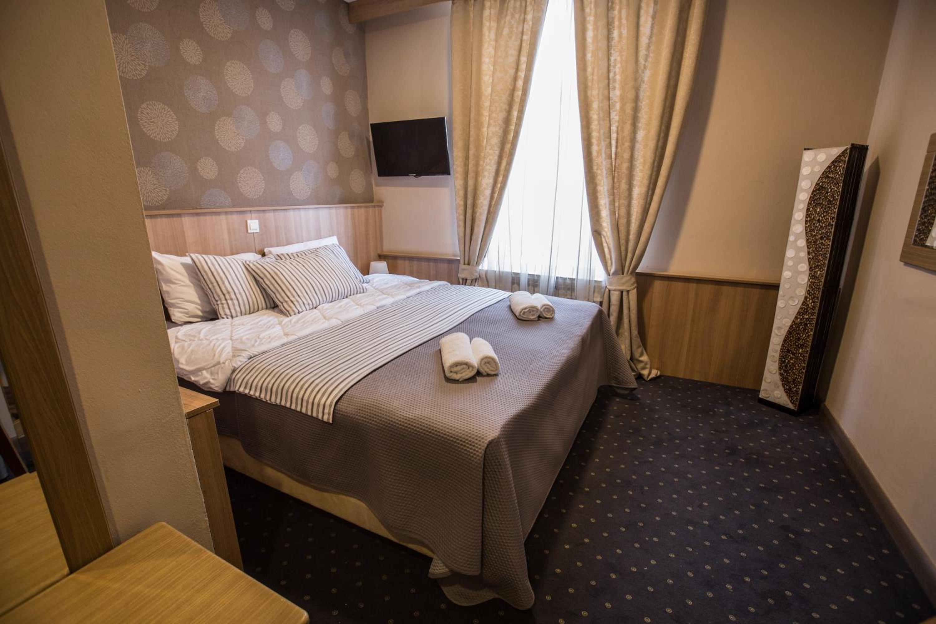 Double or Twin Room - Photo 8