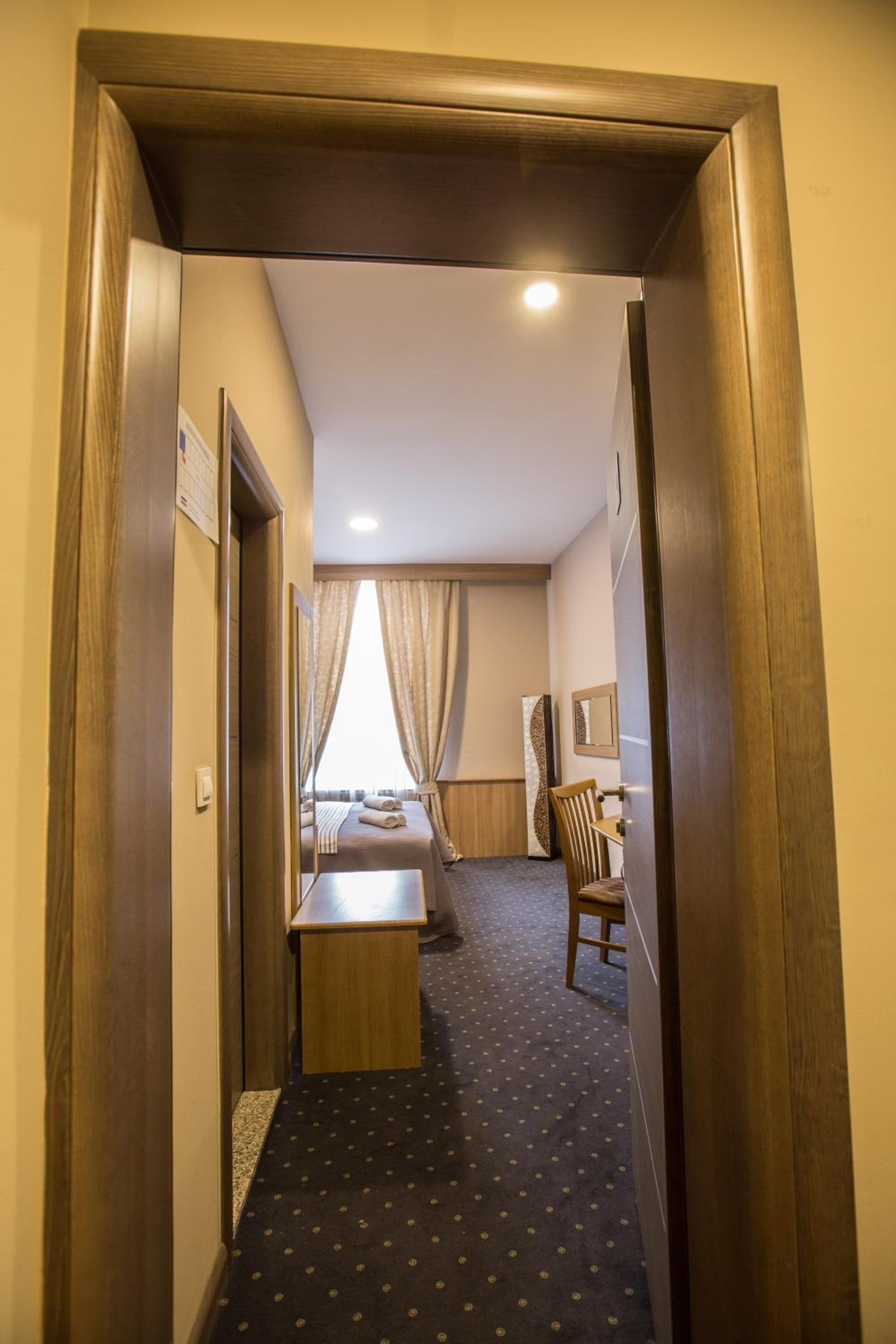 Double or Twin Room - Photo 7