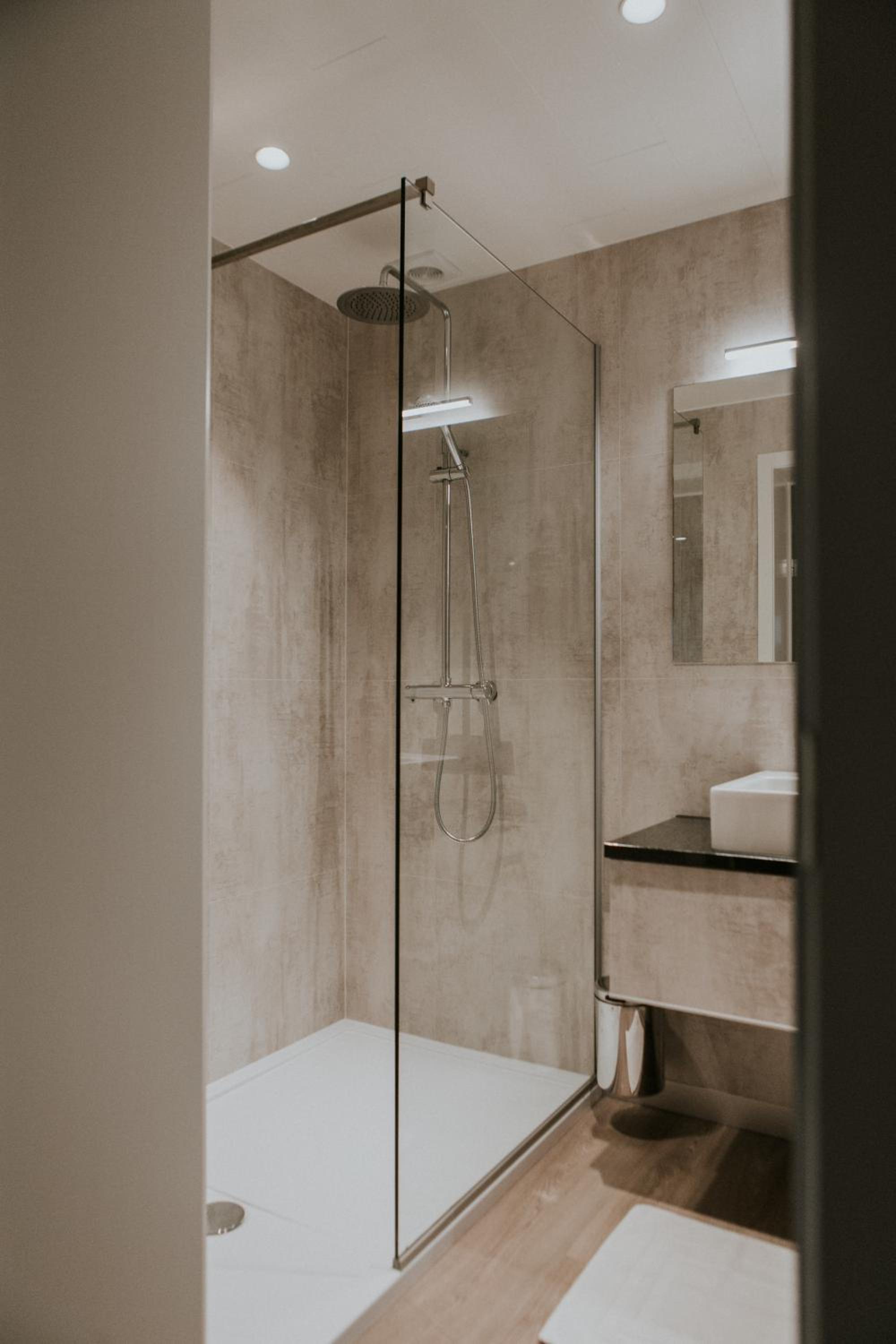 Standard Suite - Photo 5