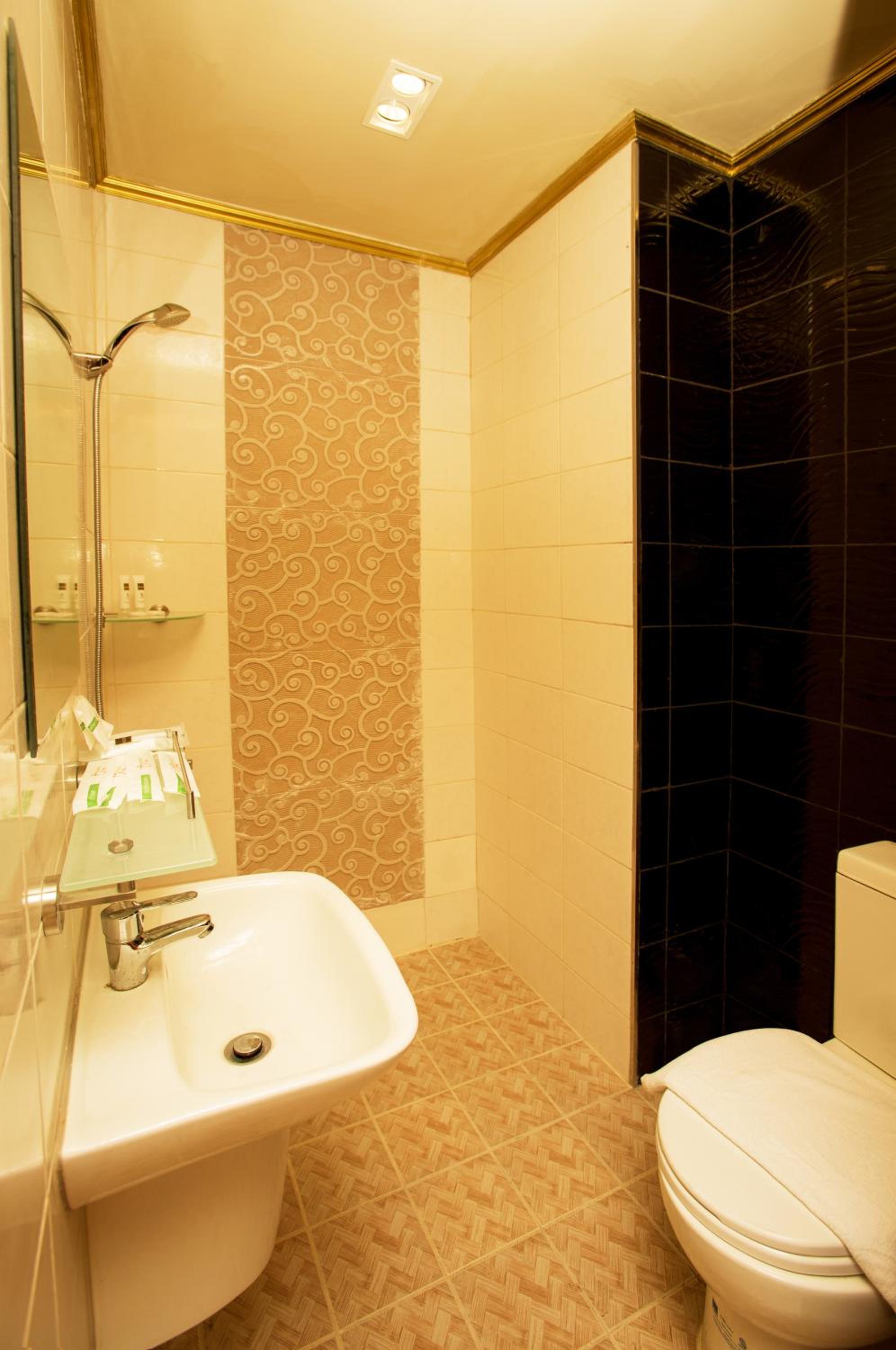 Deluxe Twin Room with One Way Airport Transfer - Photo 4