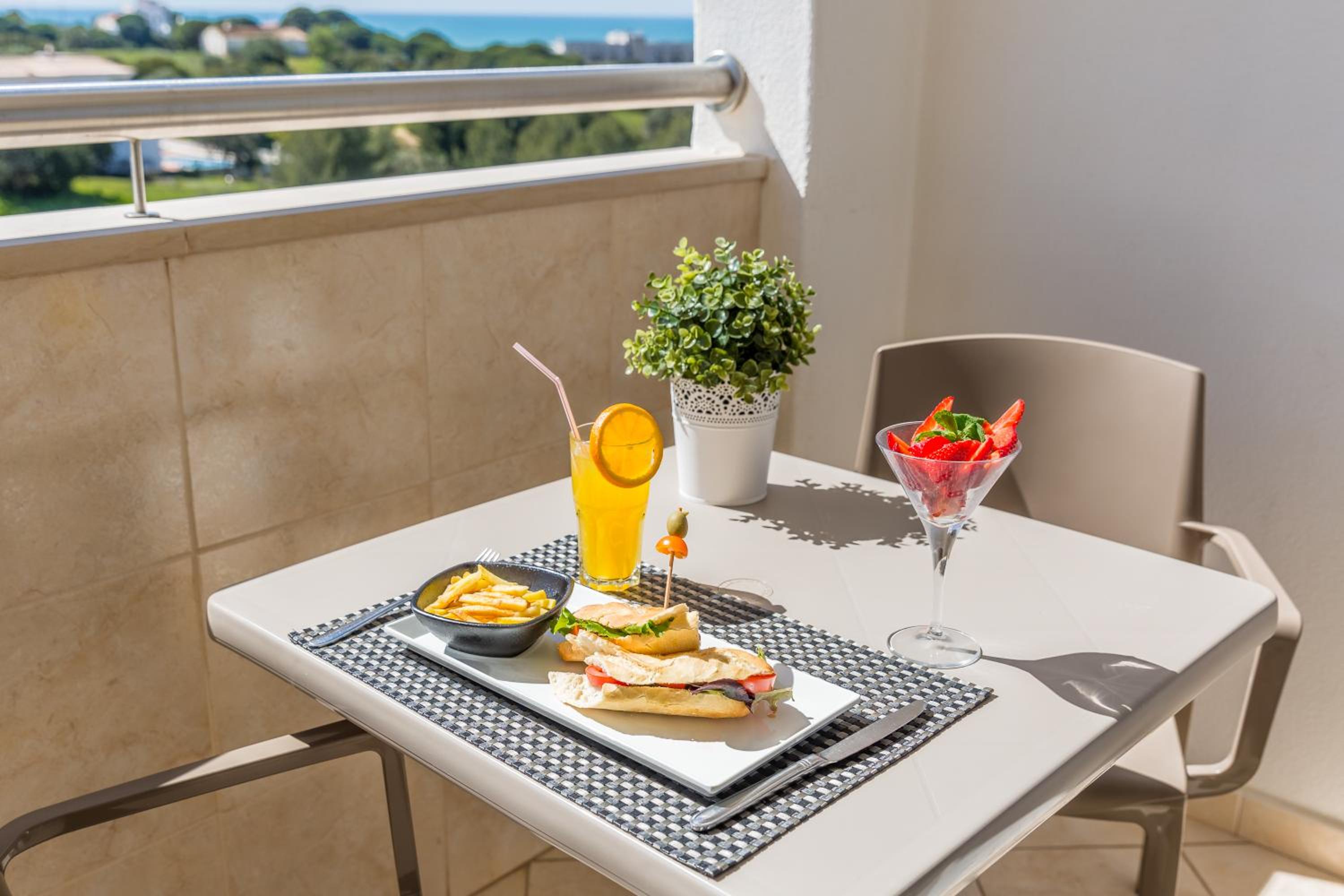 One-Bedroom Apartment With Pool View (2 Adults + 1 Children Up 12 Years Old) - Photo 3