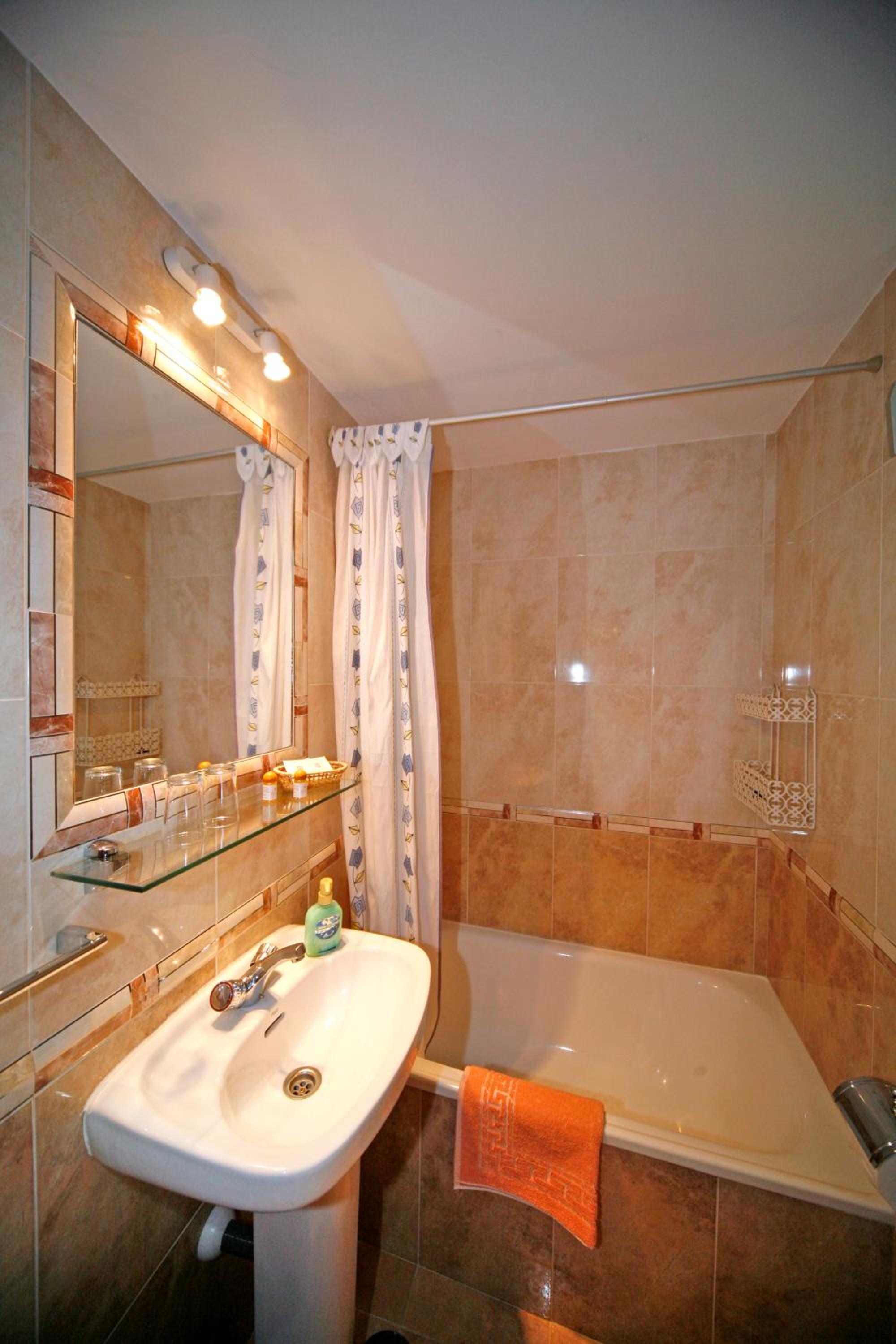 Double Room With Extra Bed photo 3