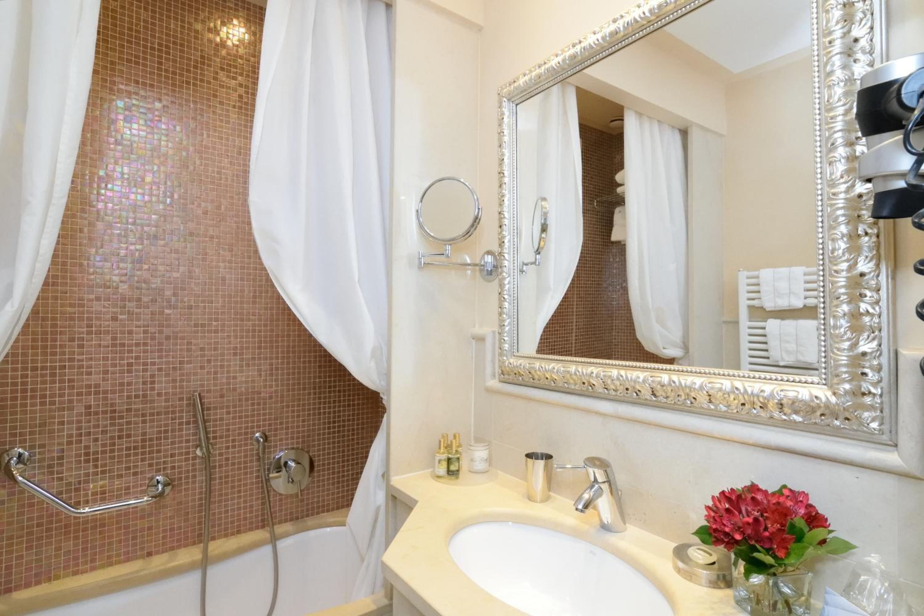 Economy Double Room thumbnail 5