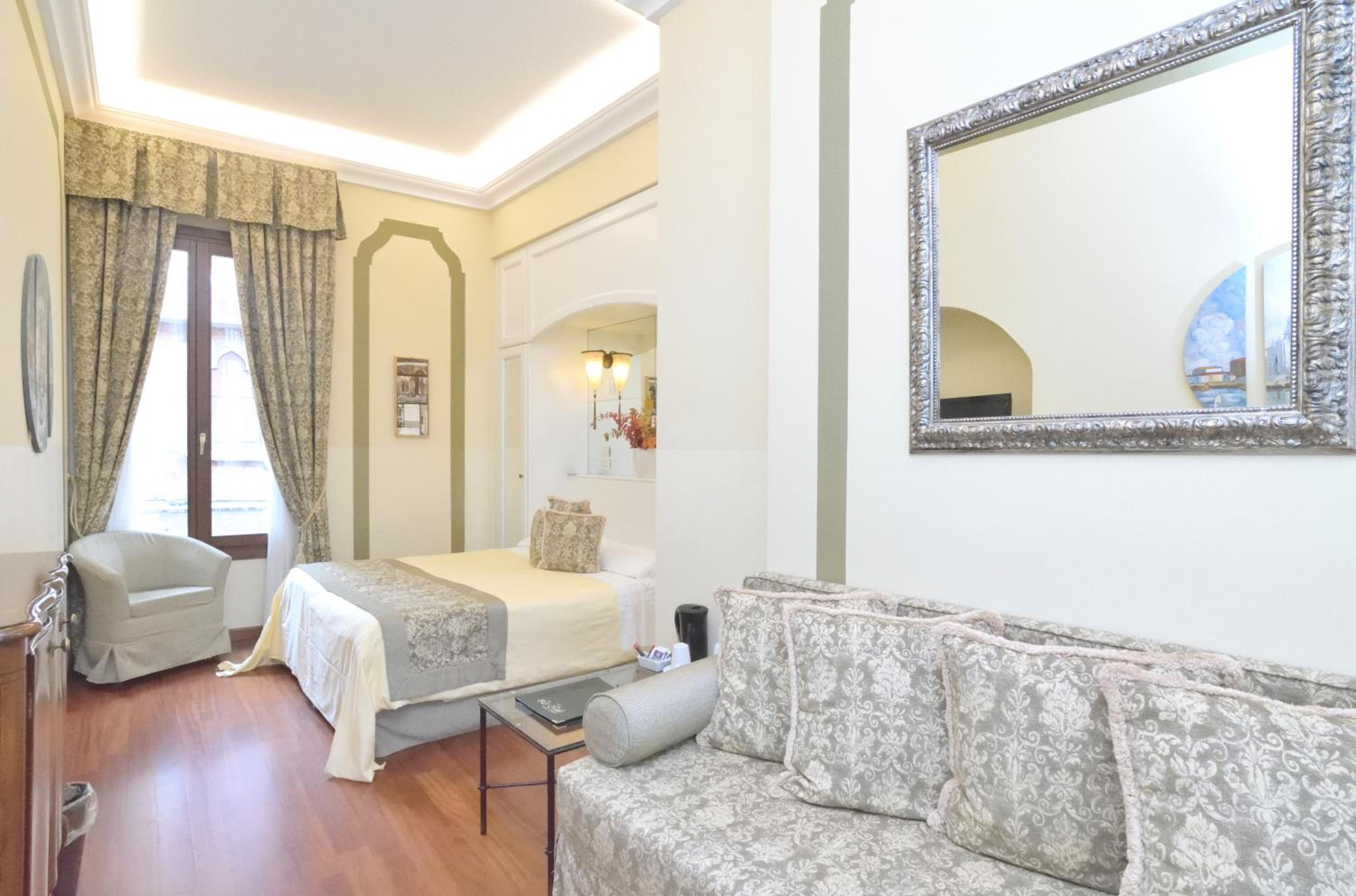 Double or Twin Room with Canal View thumbnail 6