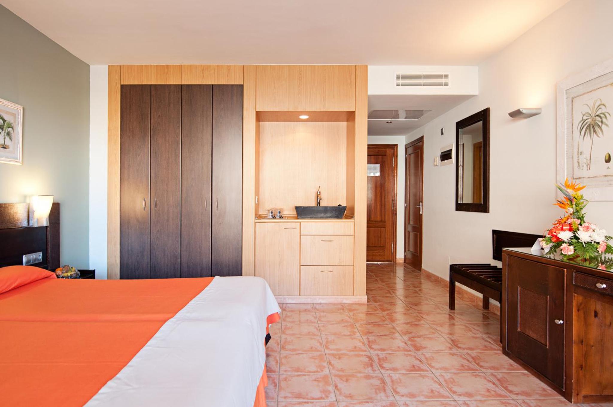 Habitación Doble con Vista al Mar y Parque Acuático.