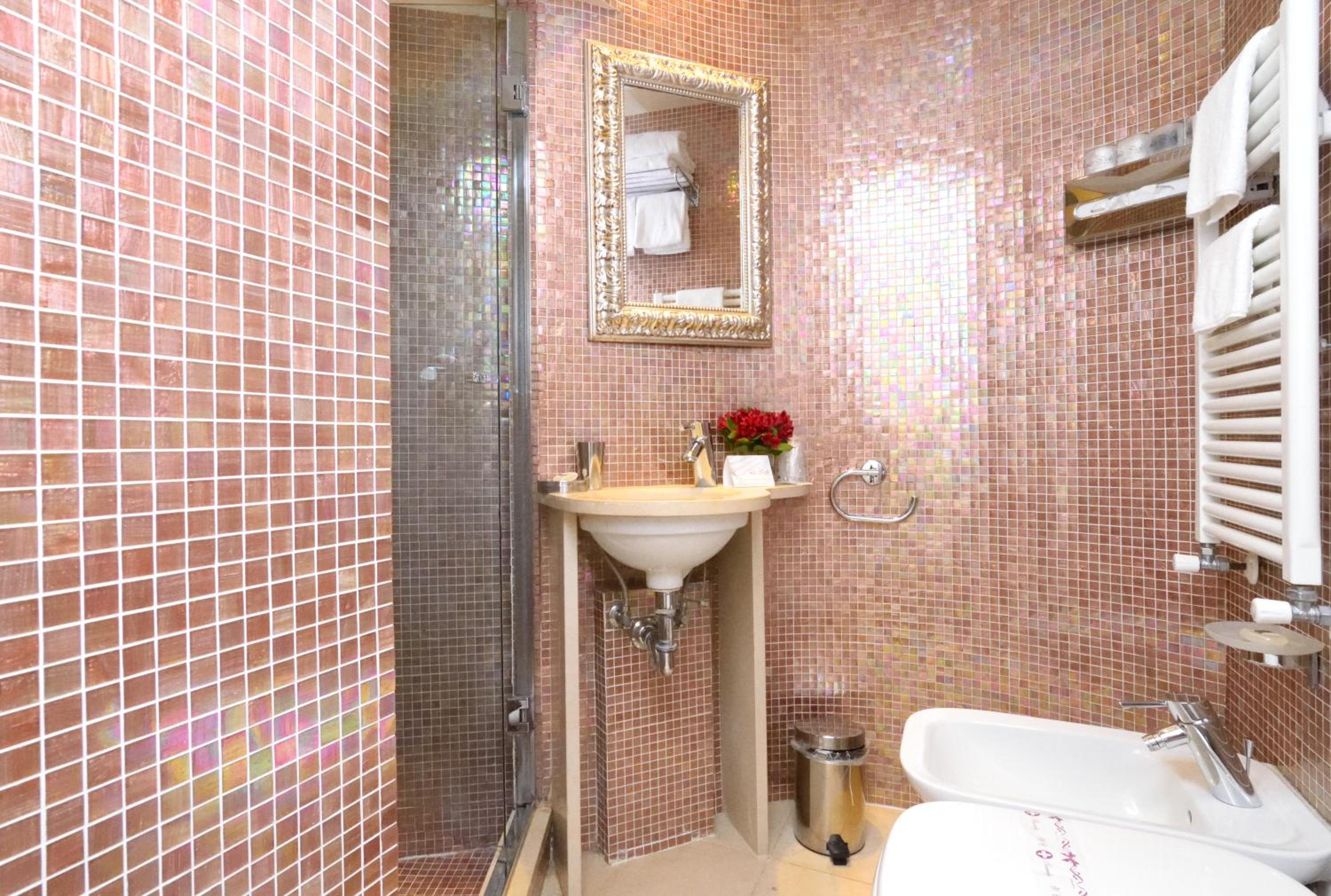 Double or Twin Room with Canal View thumbnail 5