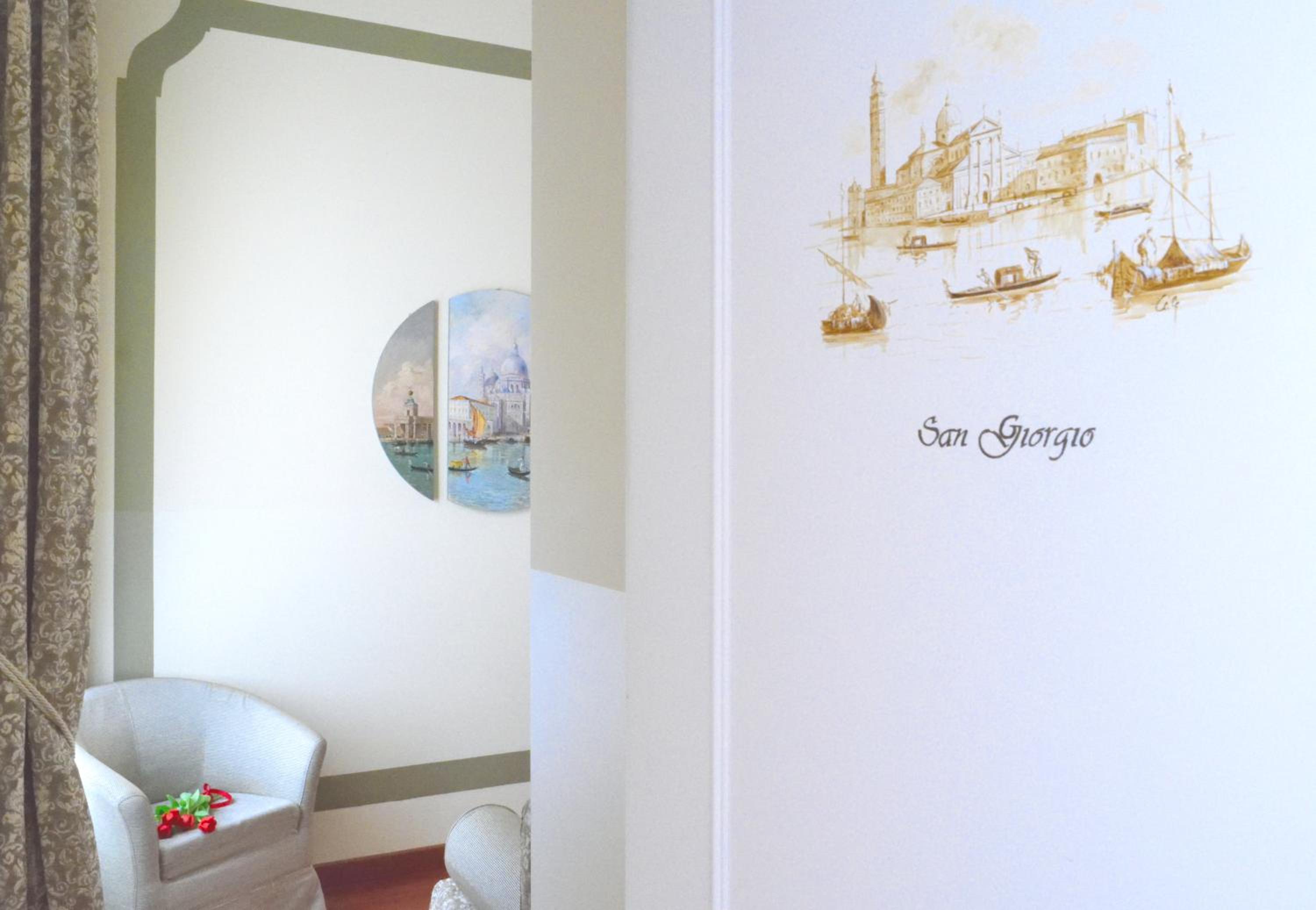 Double or Twin Room with Canal View thumbnail 6