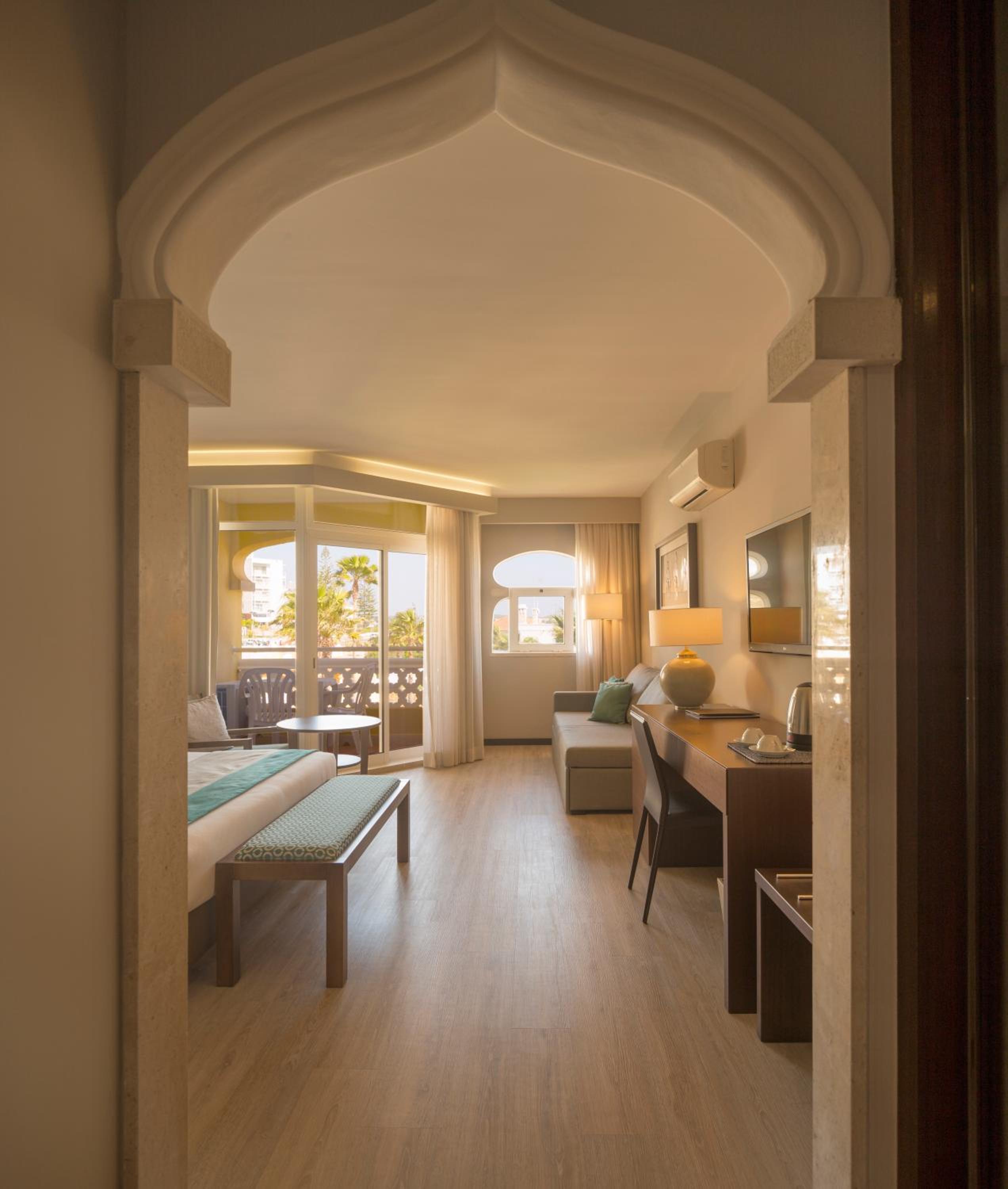 Double or Twin Room with Side Sea View - Photo 8