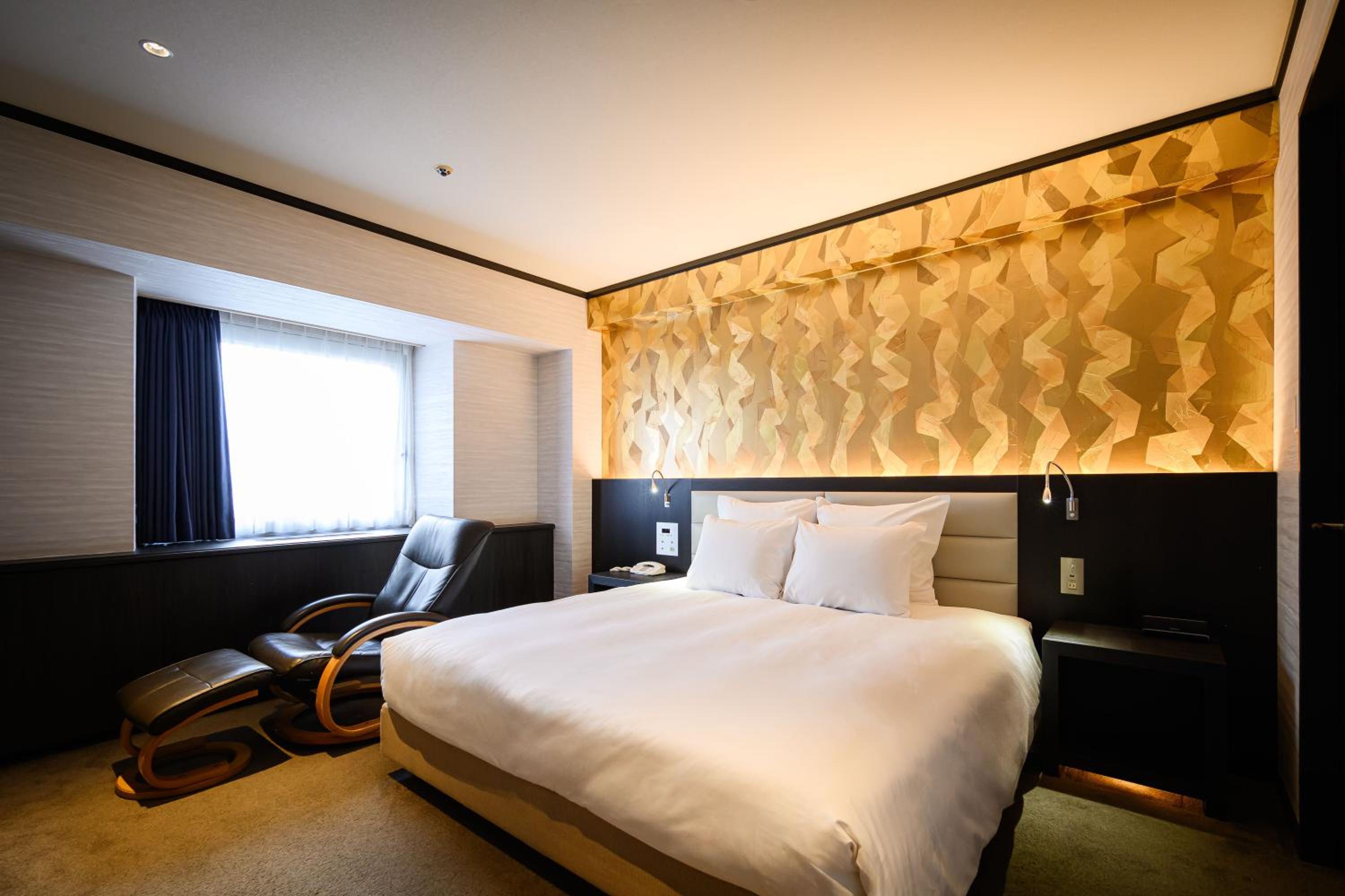 Junior Queen Suite with Lounge