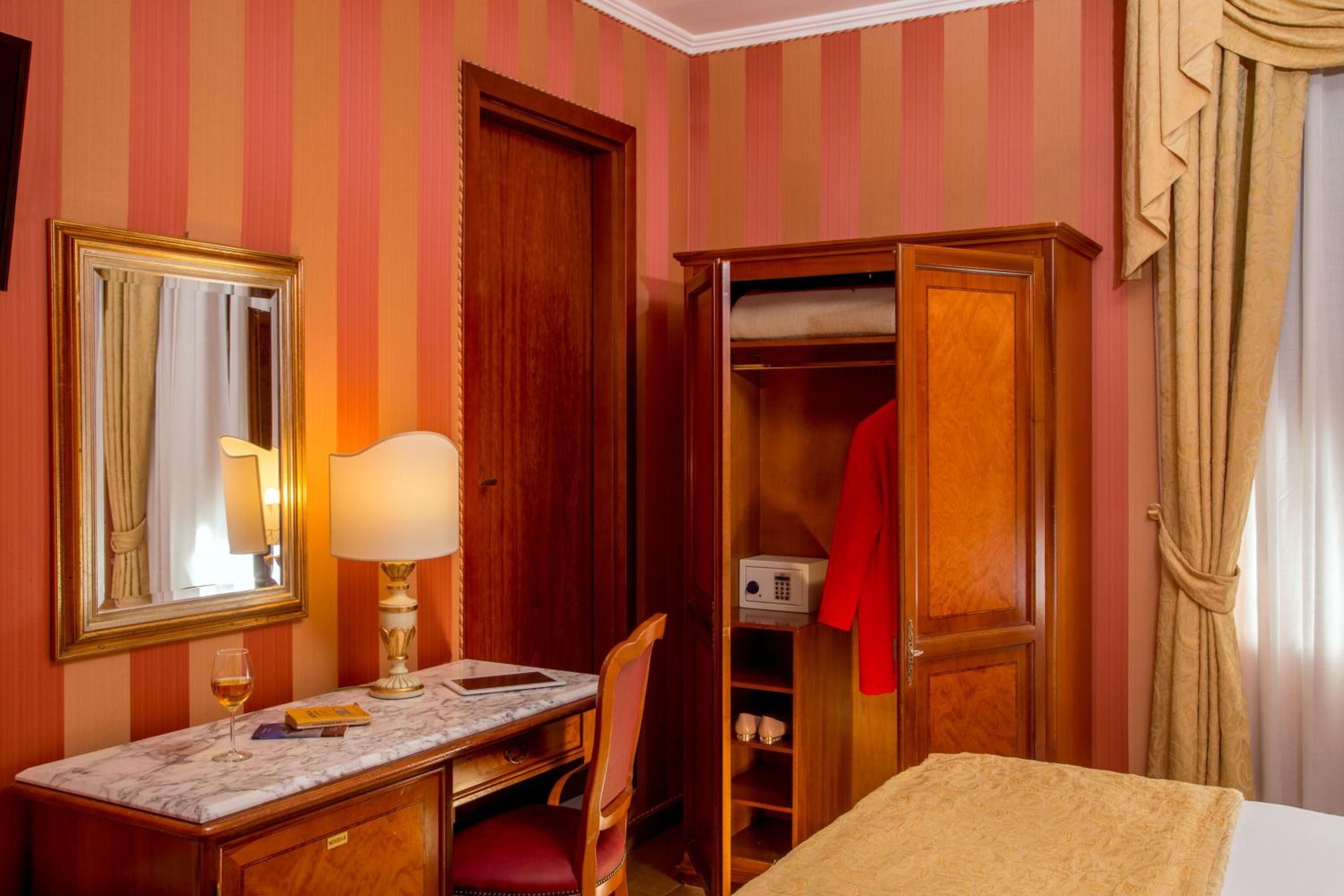 Single Room photo 3