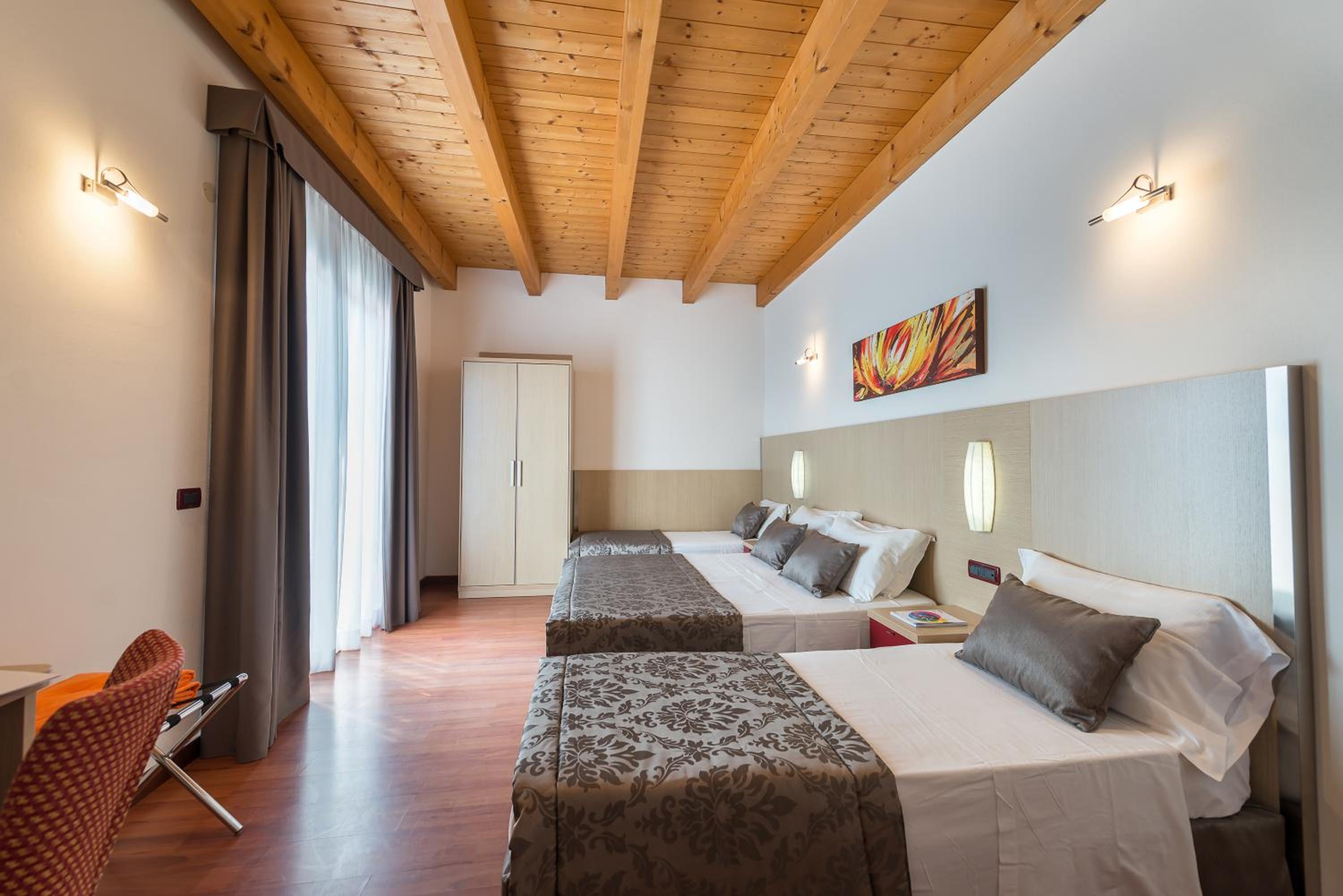 Family Room (2 Adults + 2 Children)