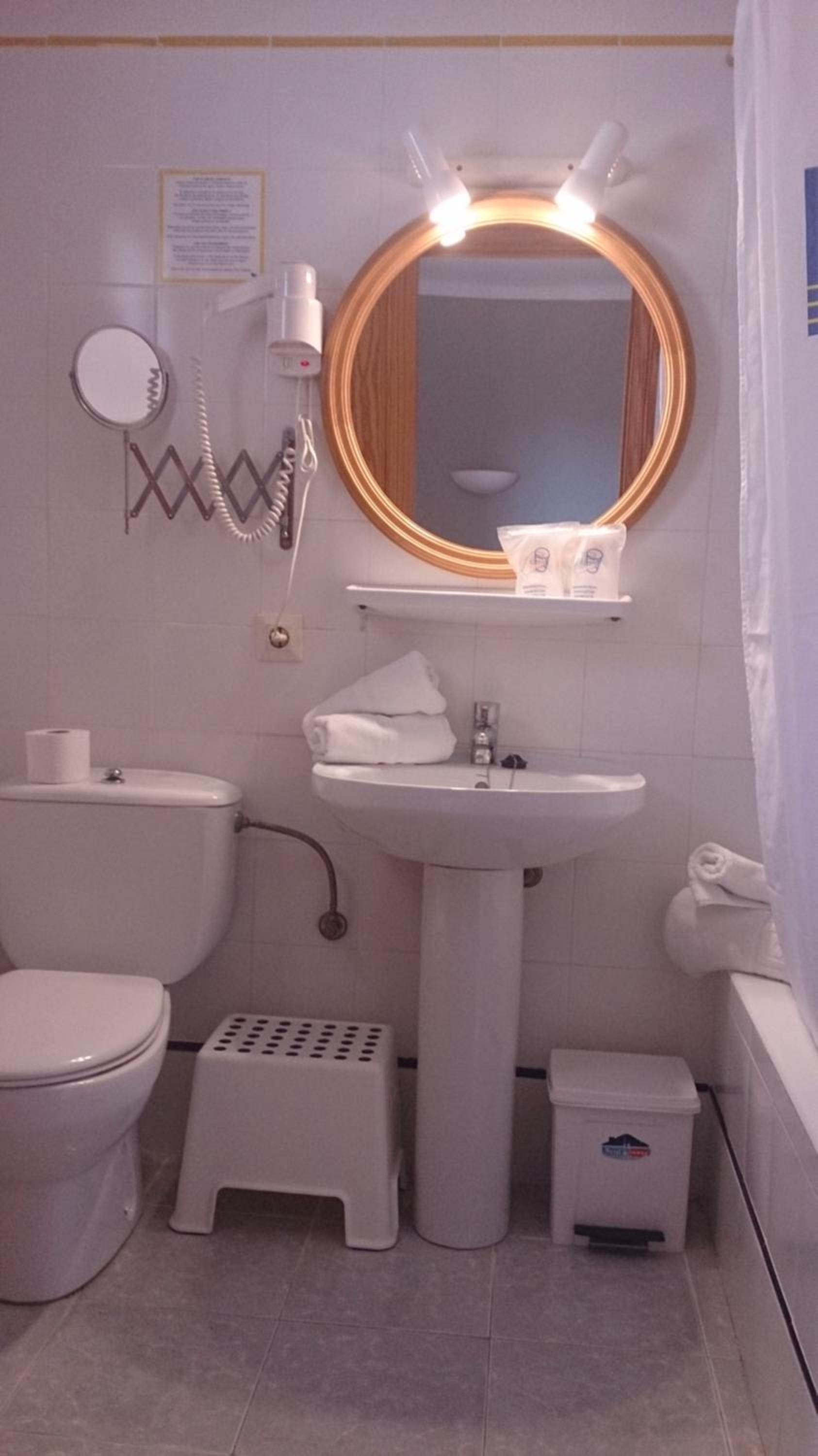 Single Room with Bathroom photo 2