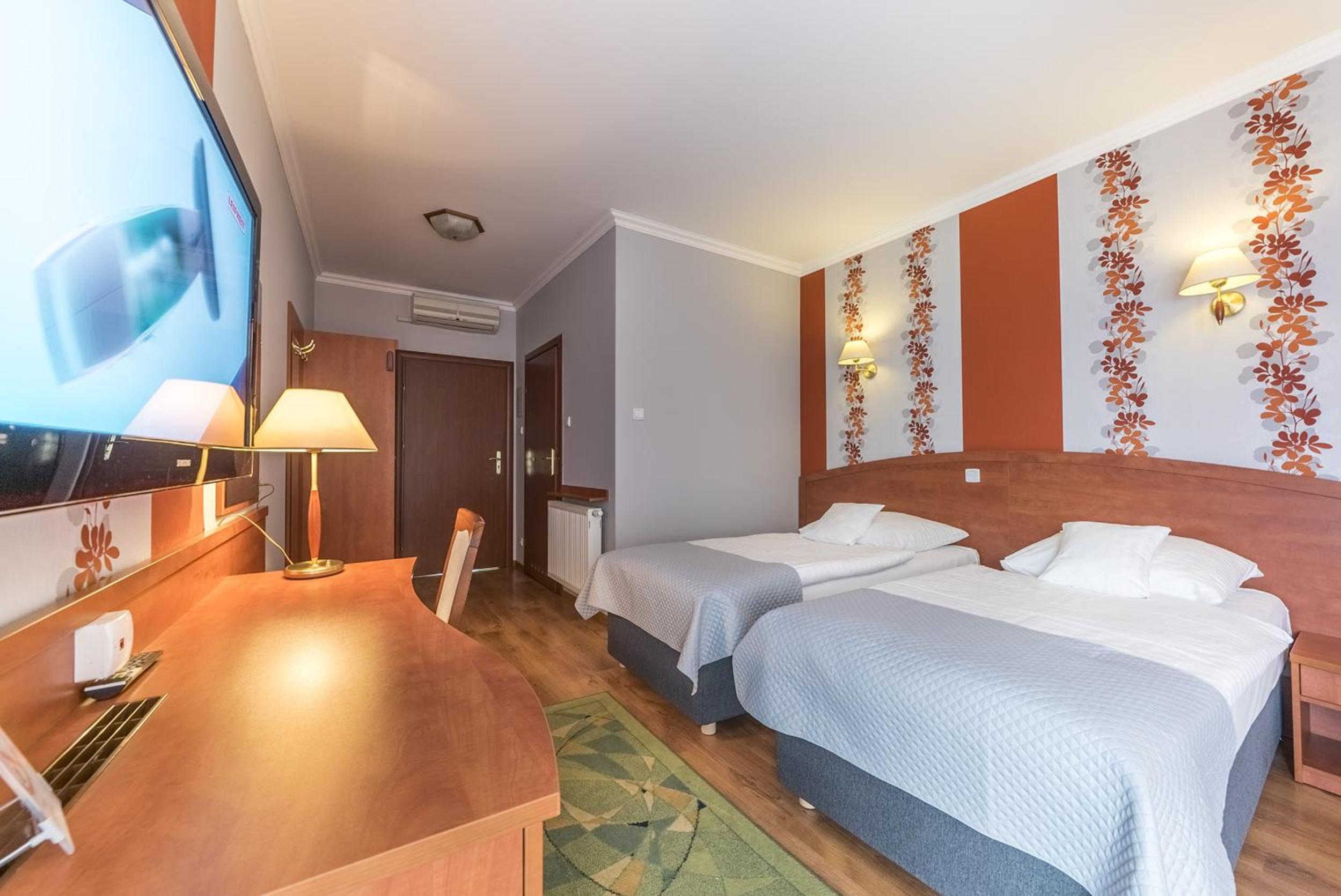 Large Twin Room - Photo 2