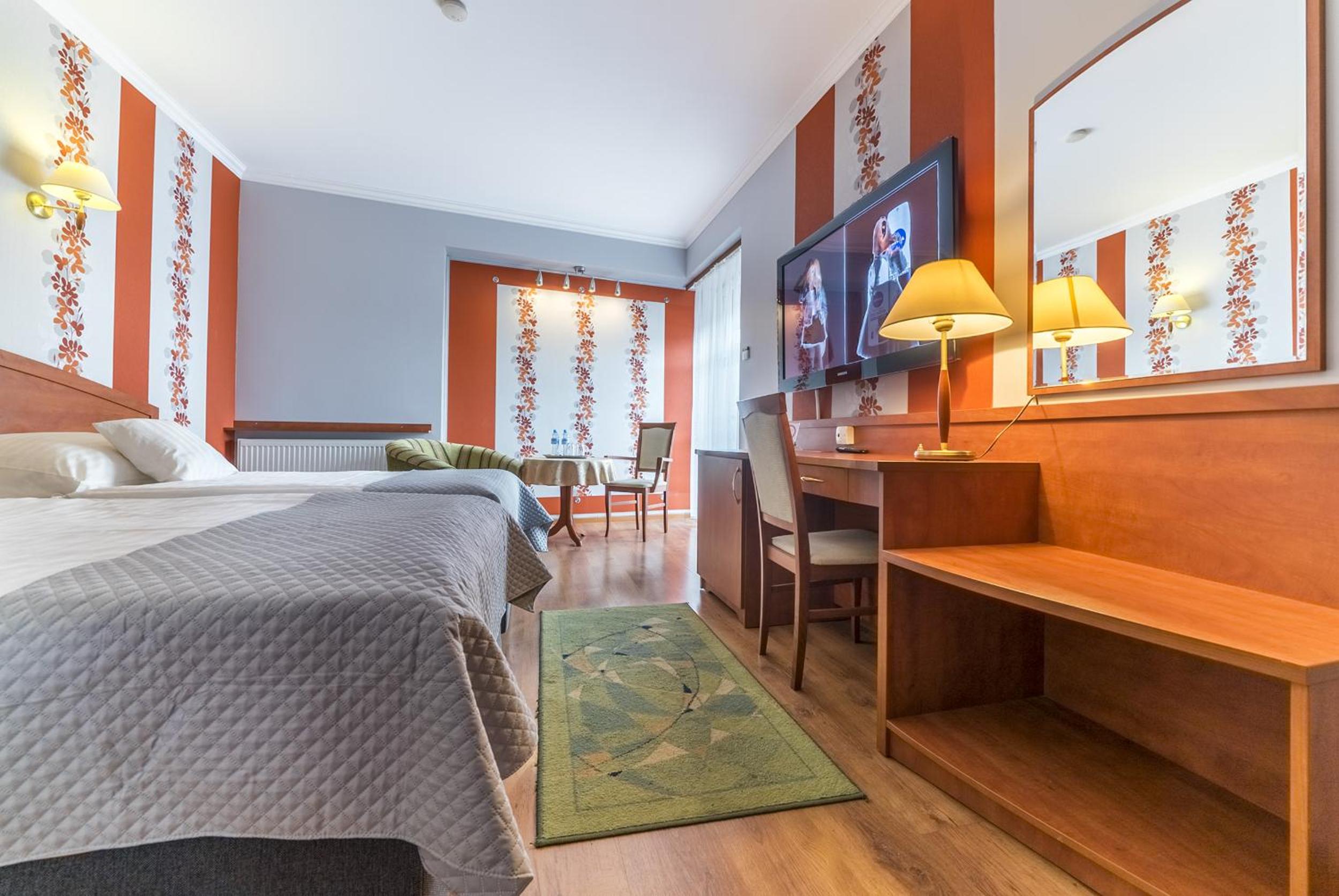 Large Twin Room - Photo 6
