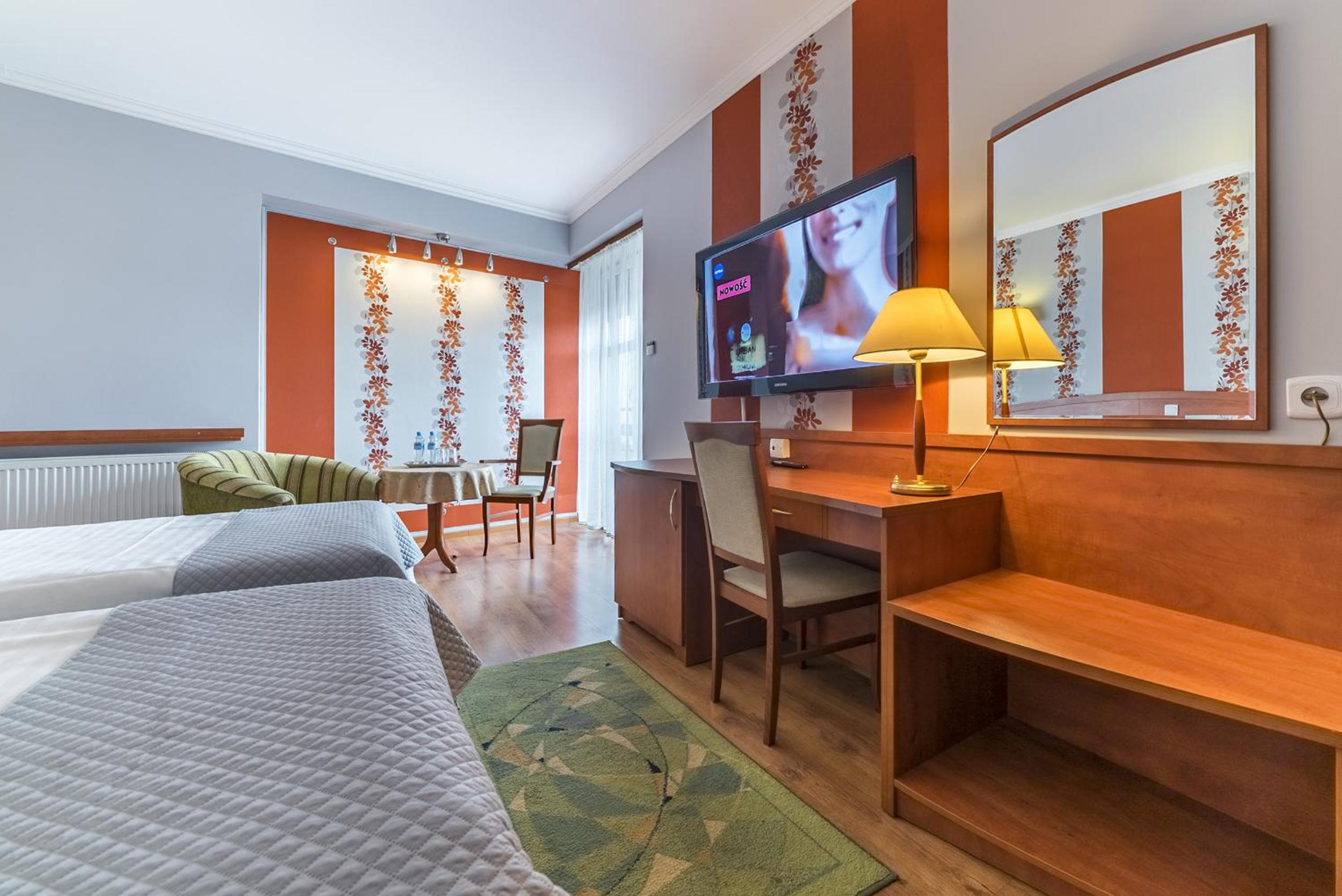 Large Twin Room - Photo 11