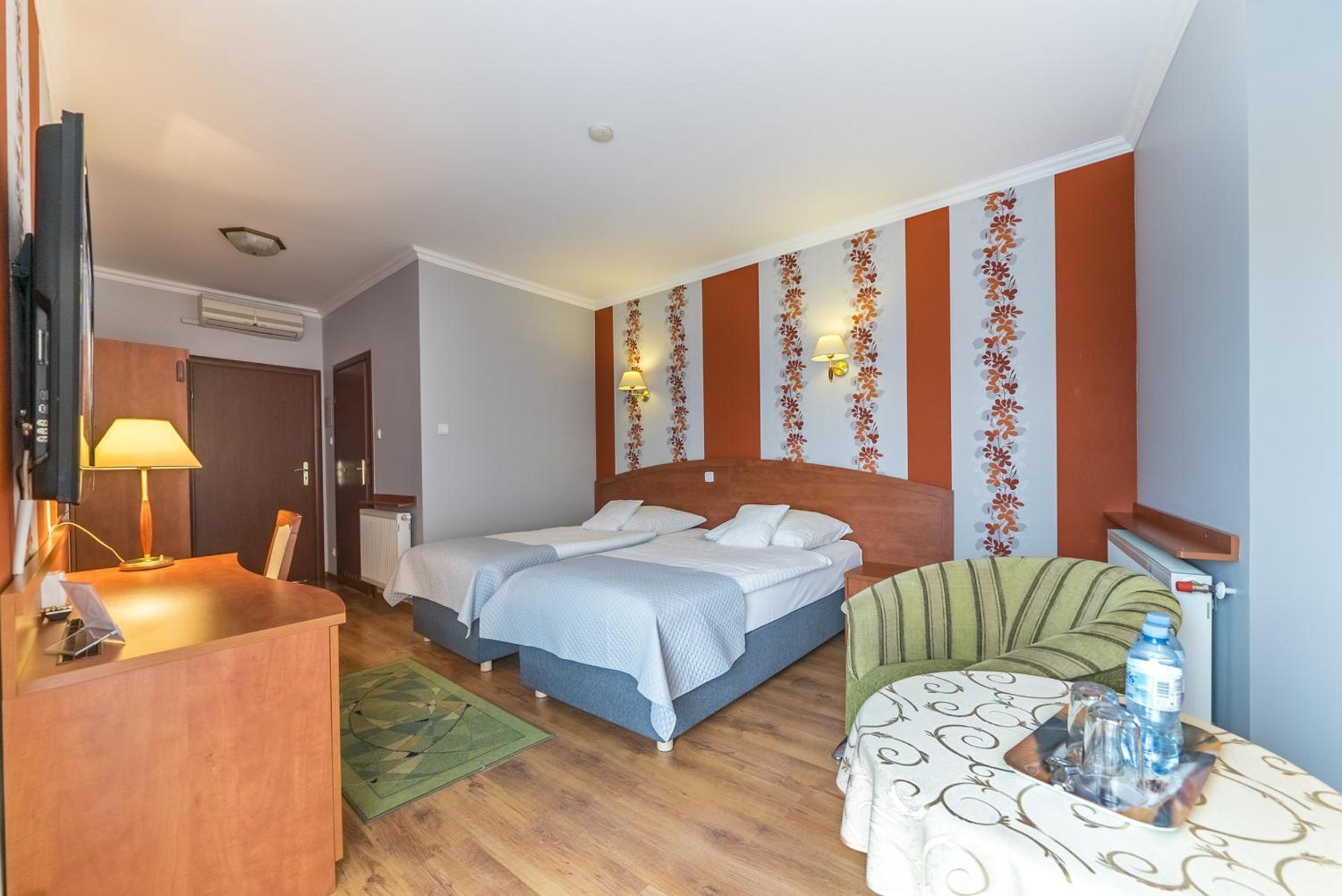 Large Twin Room - Photo 3