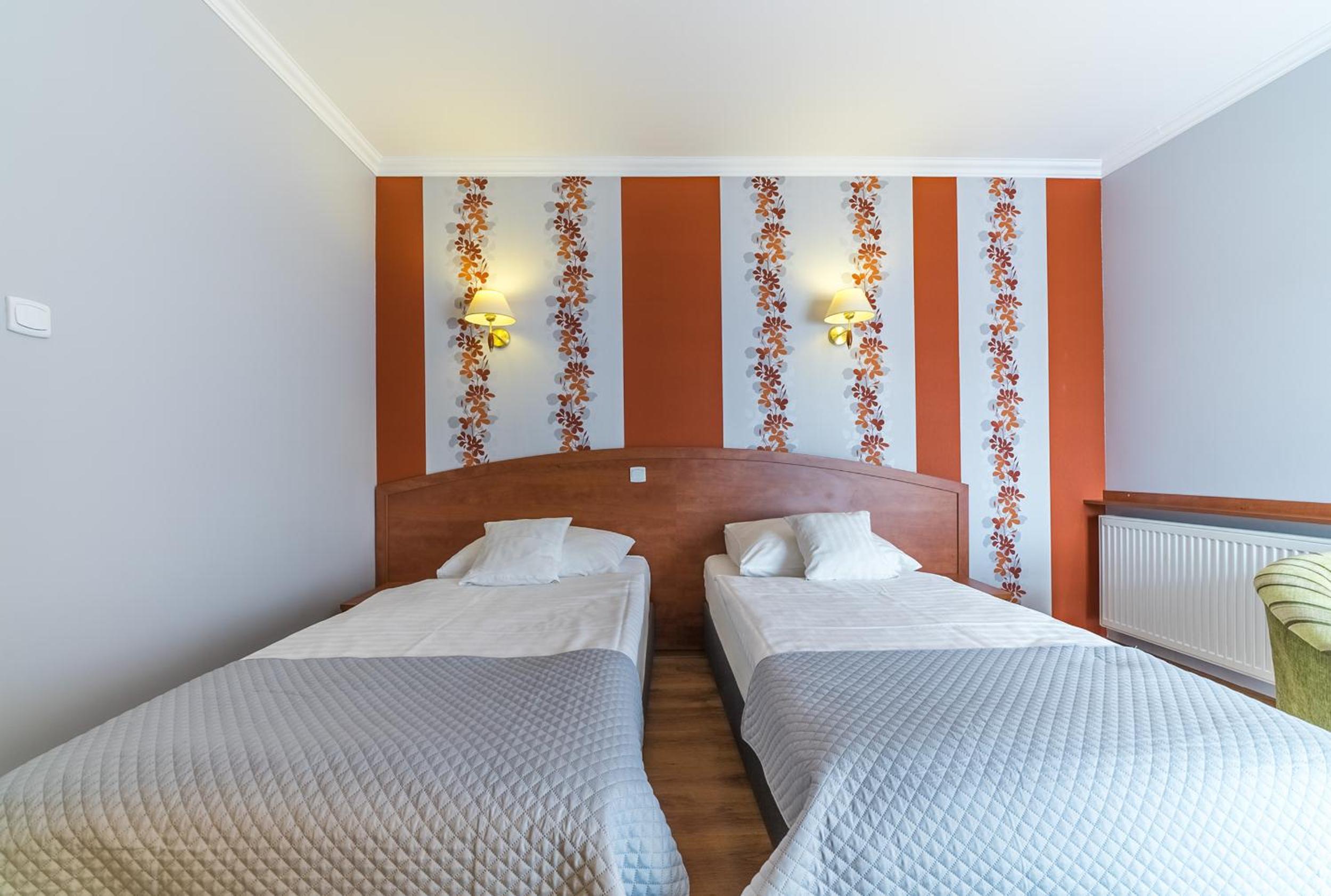 Large Twin Room - Photo 1