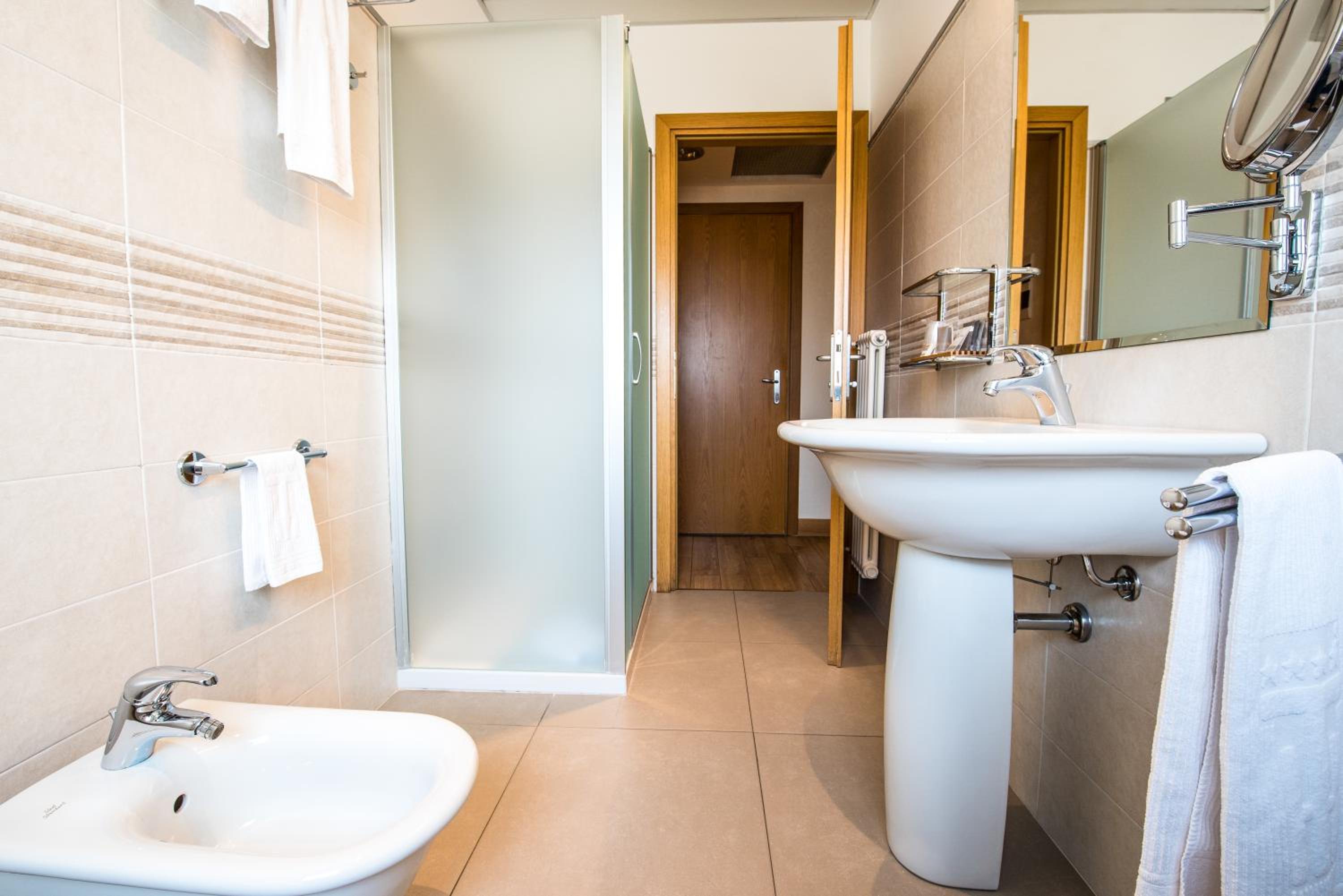 Classic Double or Twin Room - Photo 12