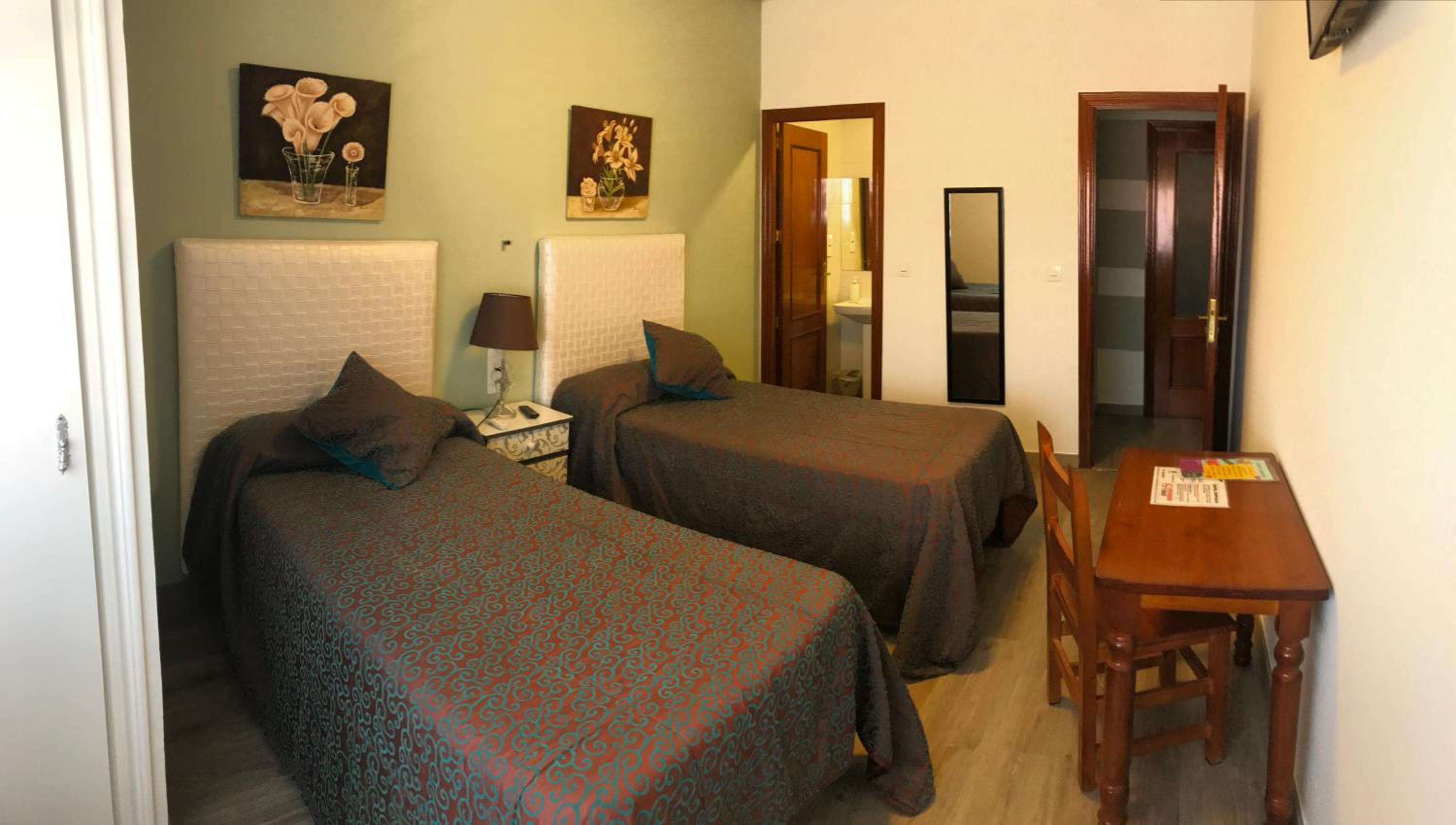 Double or Twin Room with Bathroom - Photo 5
