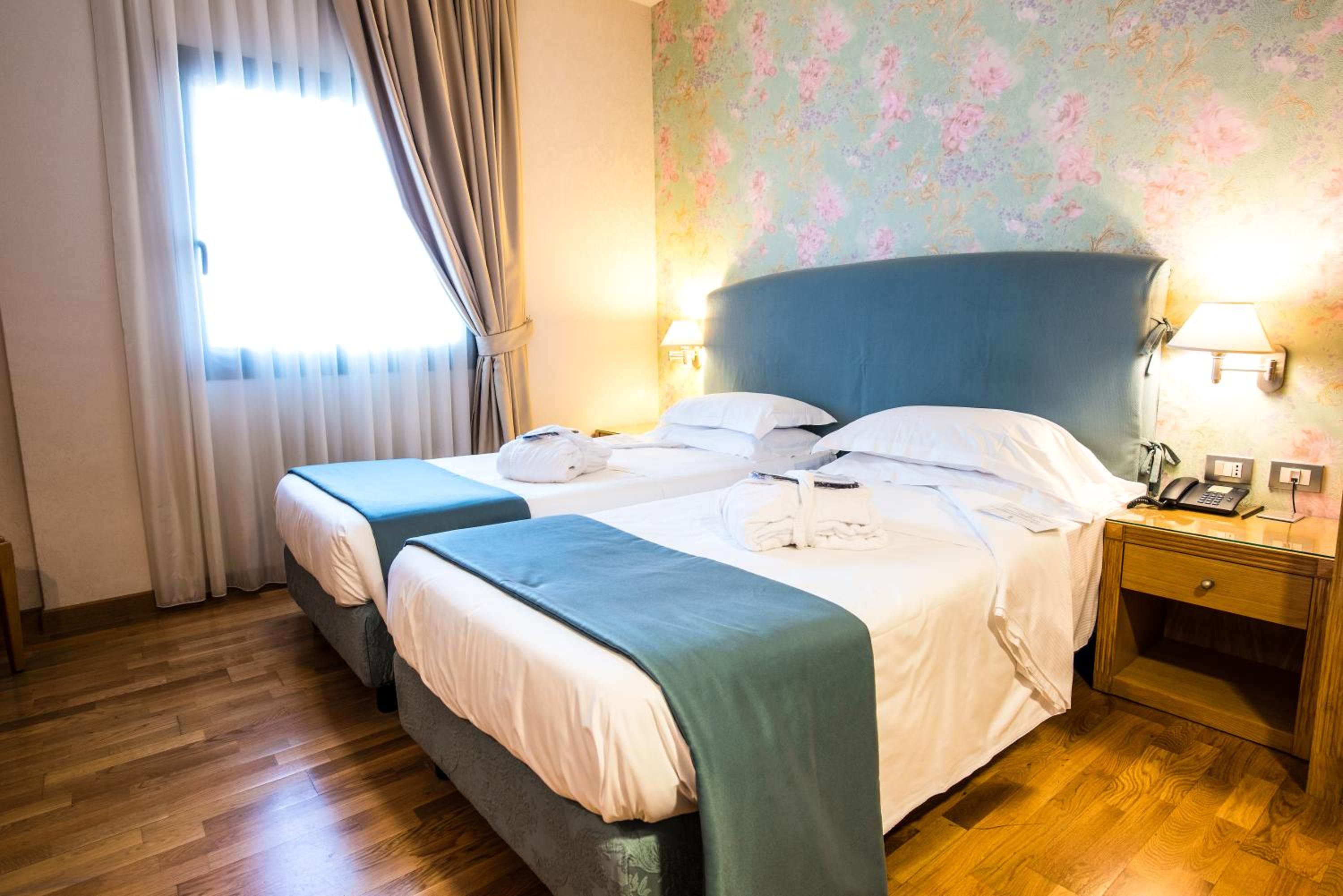Classic Double or Twin Room - Photo 11
