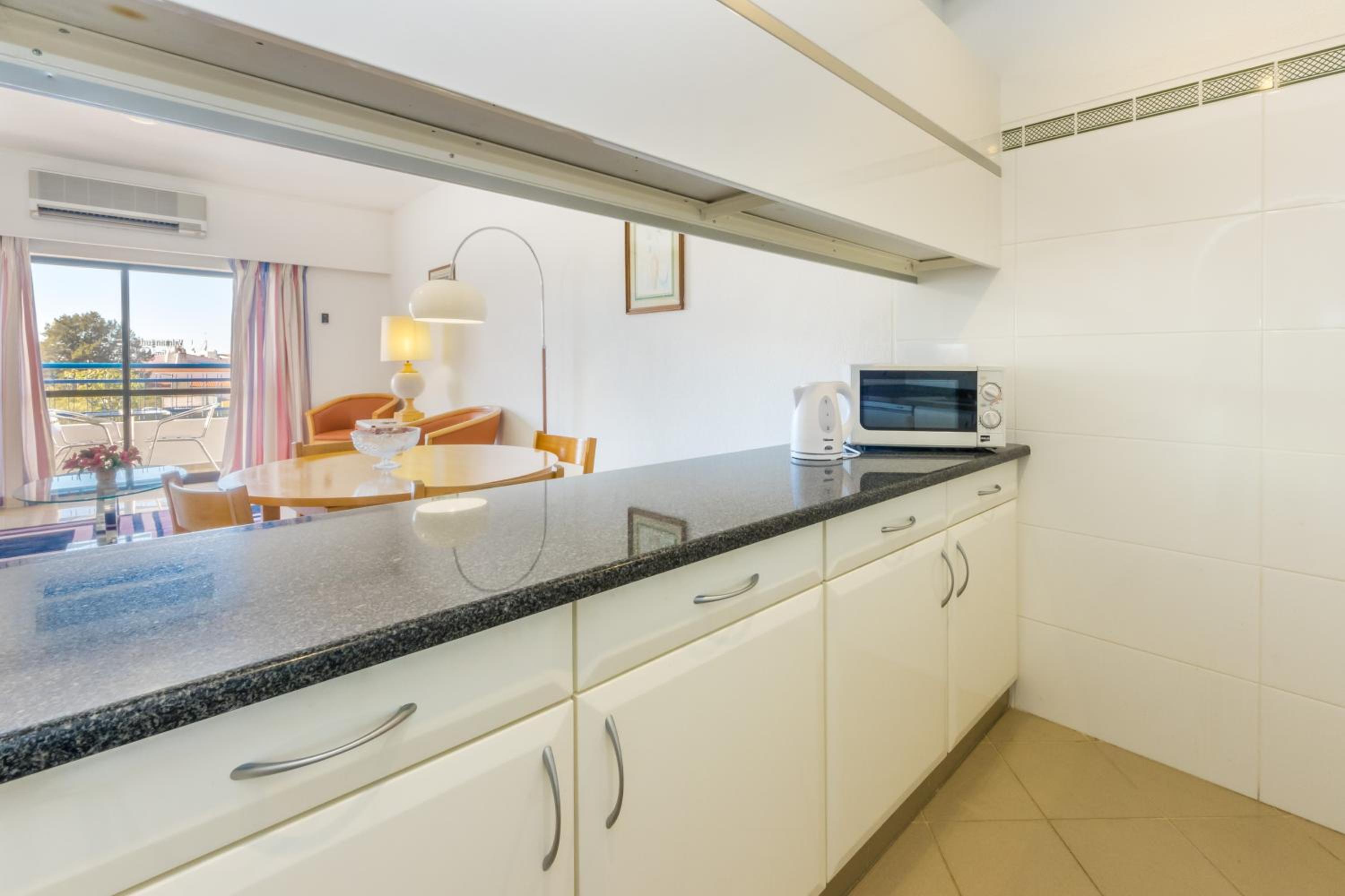 Two-Bedroom Apartment with Pool View photo 3