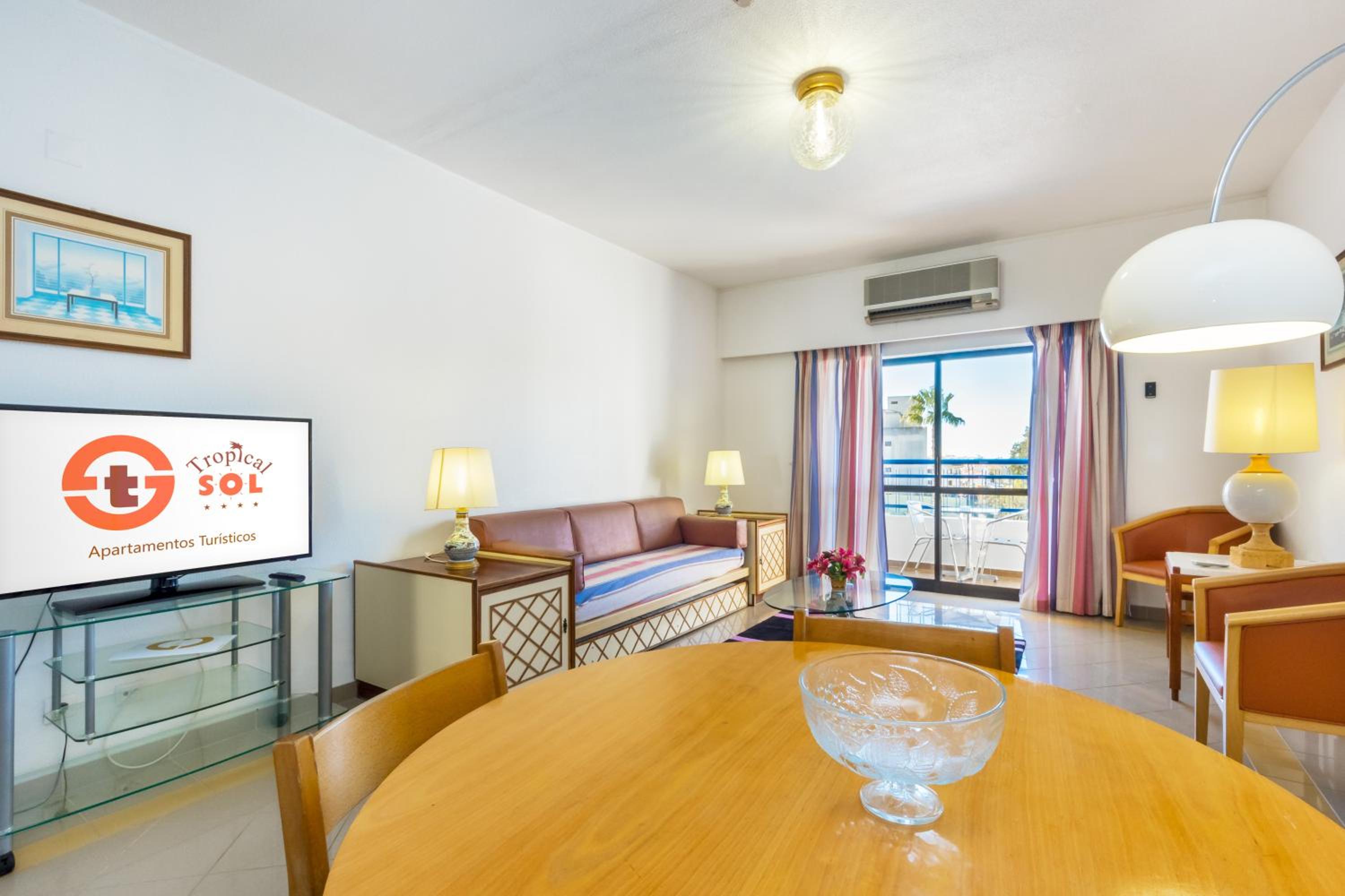 One-Bedroom Apartment with Pool View photo 3