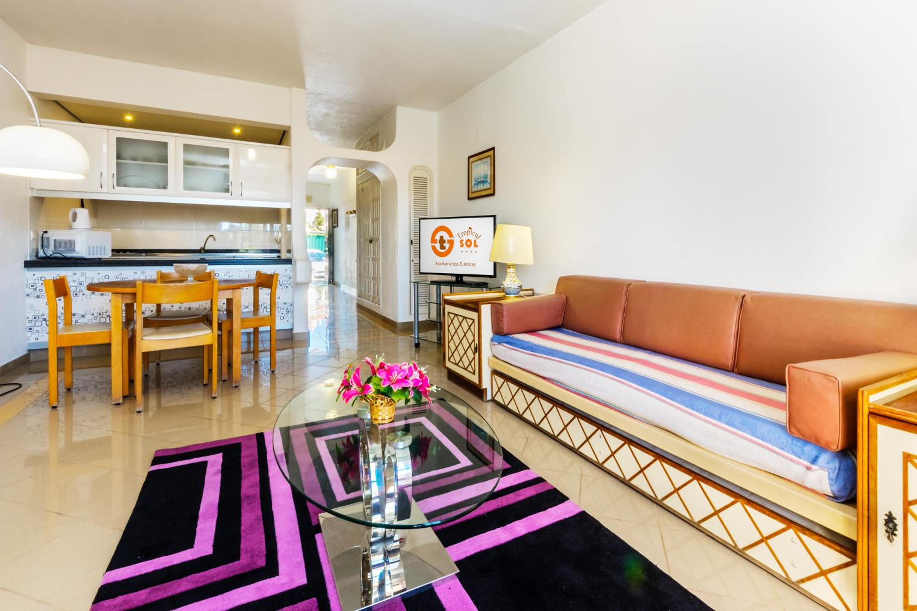 One-Bedroom Apartment with Pool View photo 1