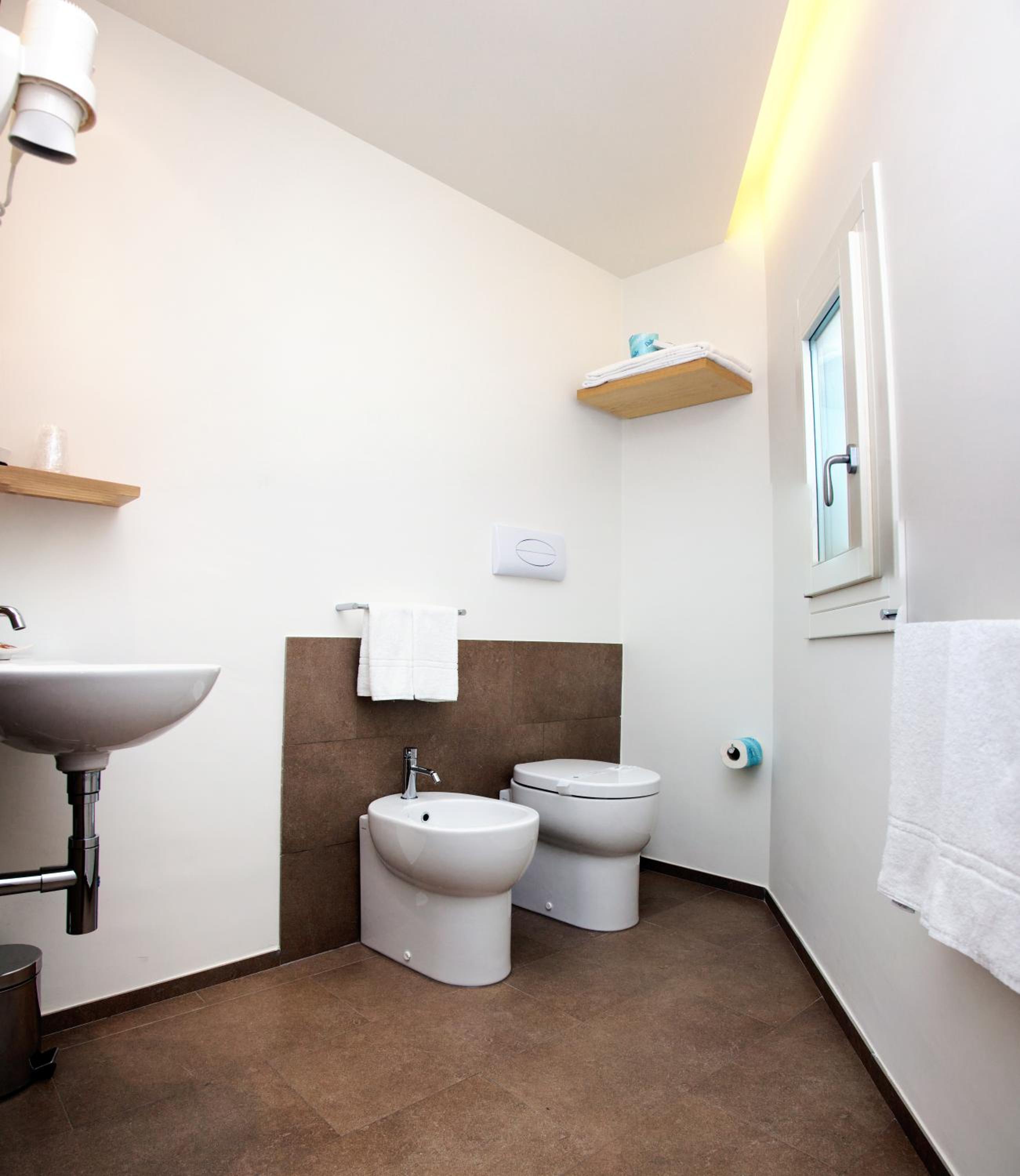 Deluxe Double or Twin Room - Photo 6