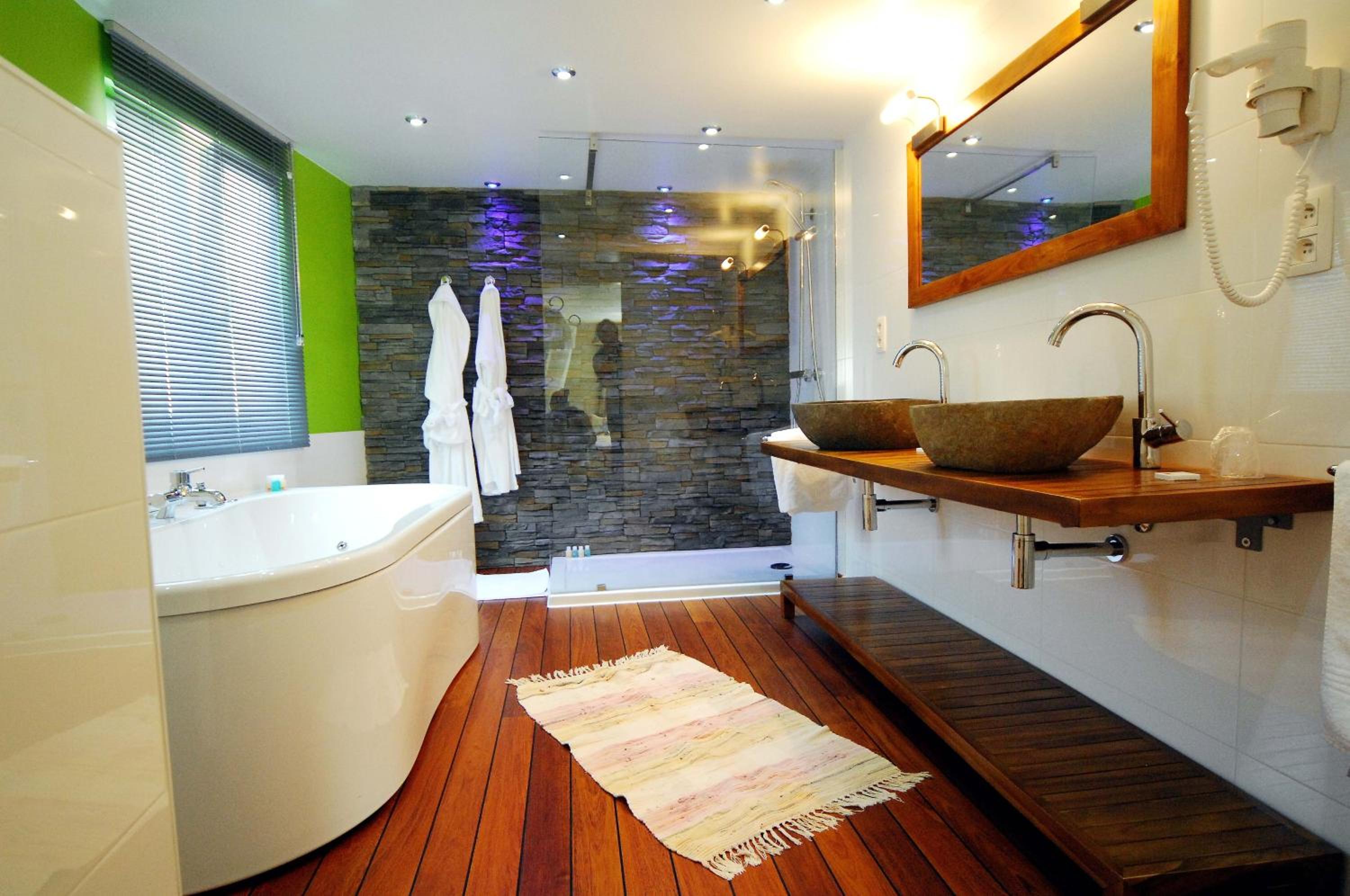 Double Room with Spa Bath - Photo 2