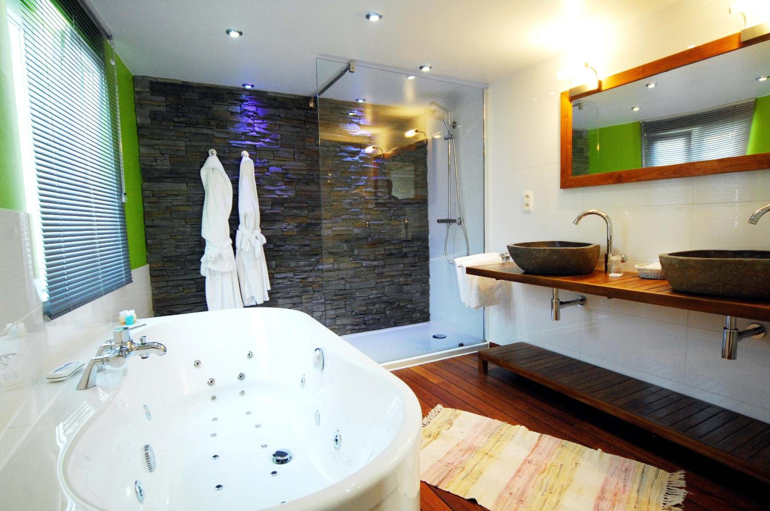 Double Room with Spa Bath - Photo 8