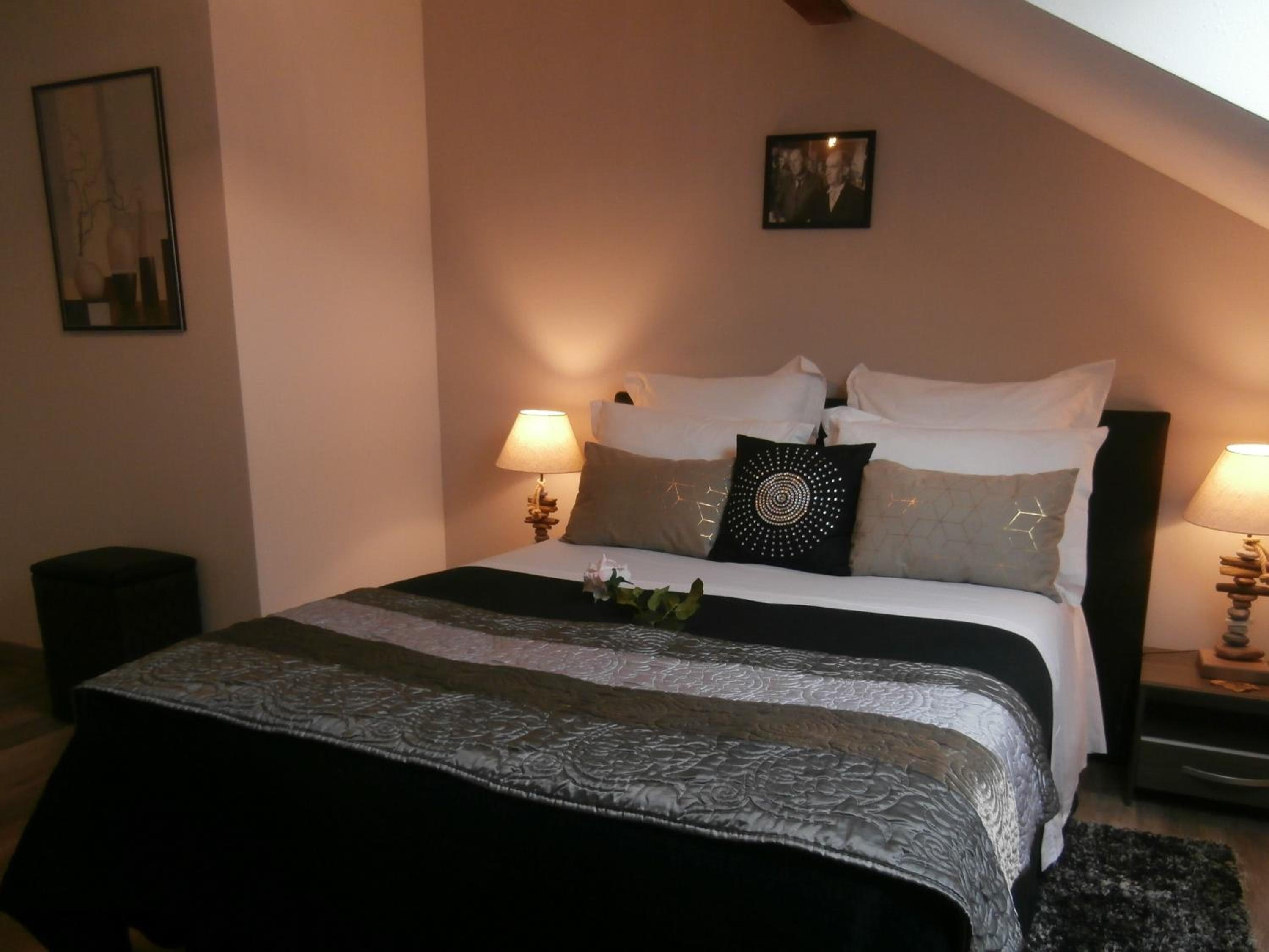 One-Bedroom Apartment - Photo 1
