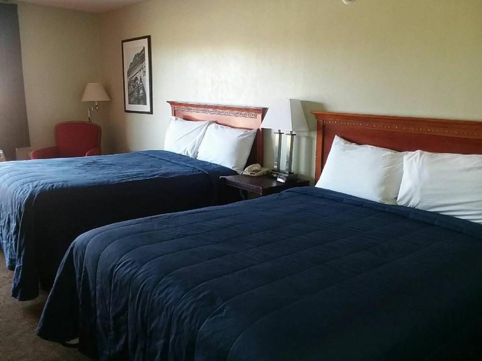 Queen Room with Two Queen Beds - Photo 3