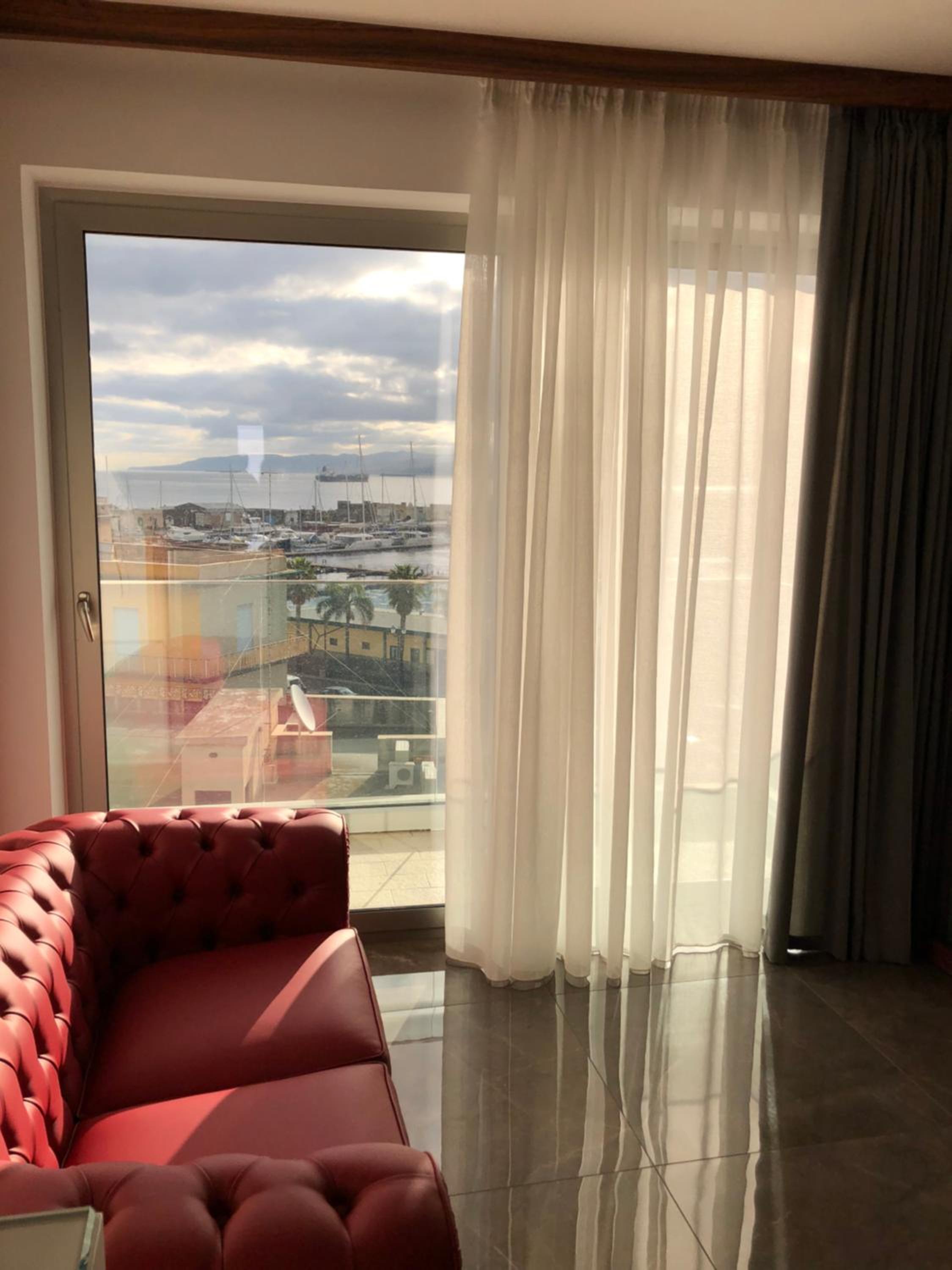 Deluxe Suite with Sea View - Photo 9