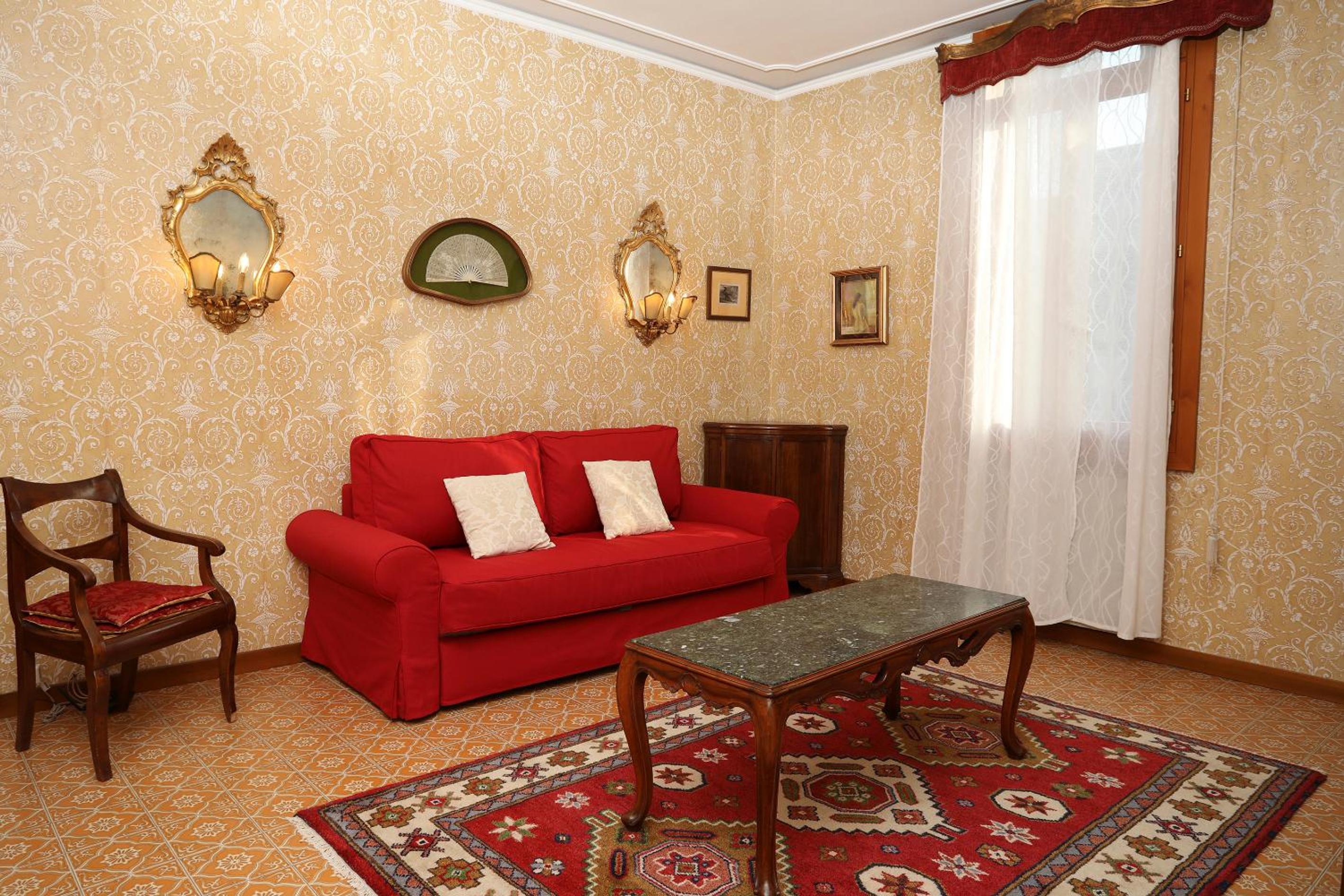 One-Bedroom Apartment photo 1