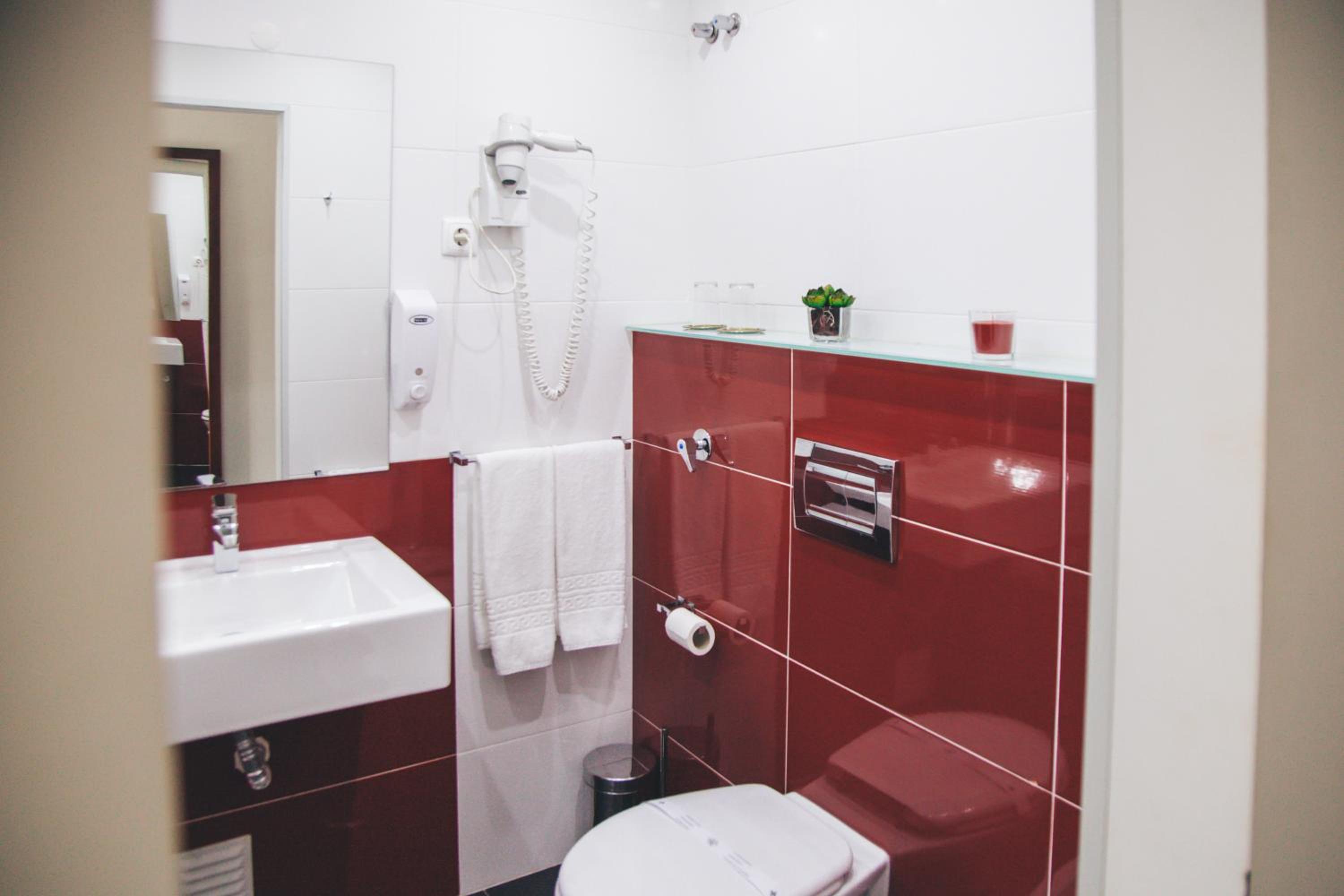 Double or Twin Room - Photo 4