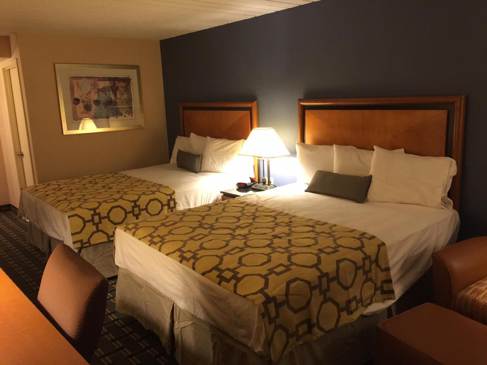 Queen Room with Two Queen Beds - Non-Smoking - Photo 4