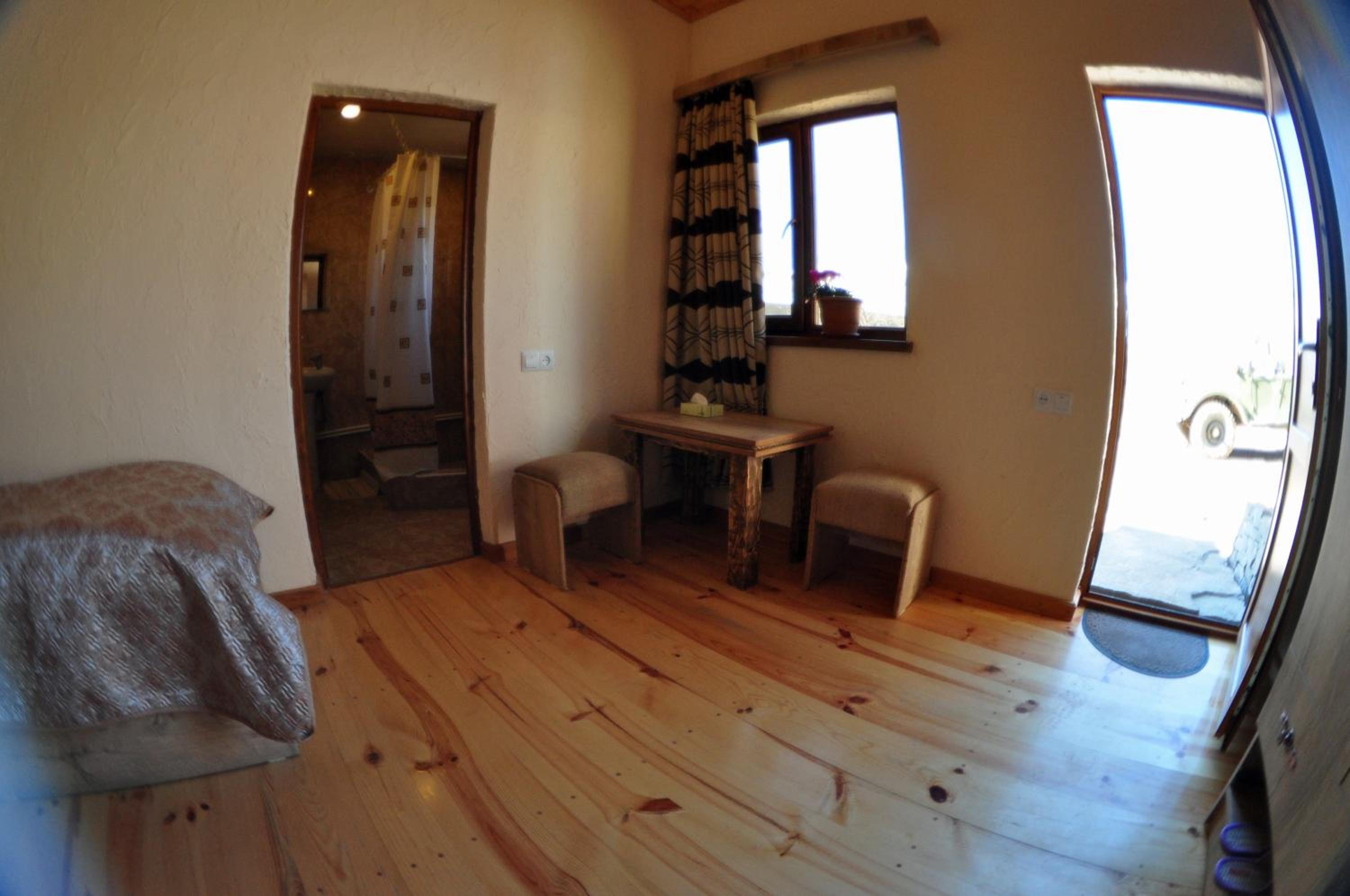 Large Twin Room with Private Bathroom photo 2
