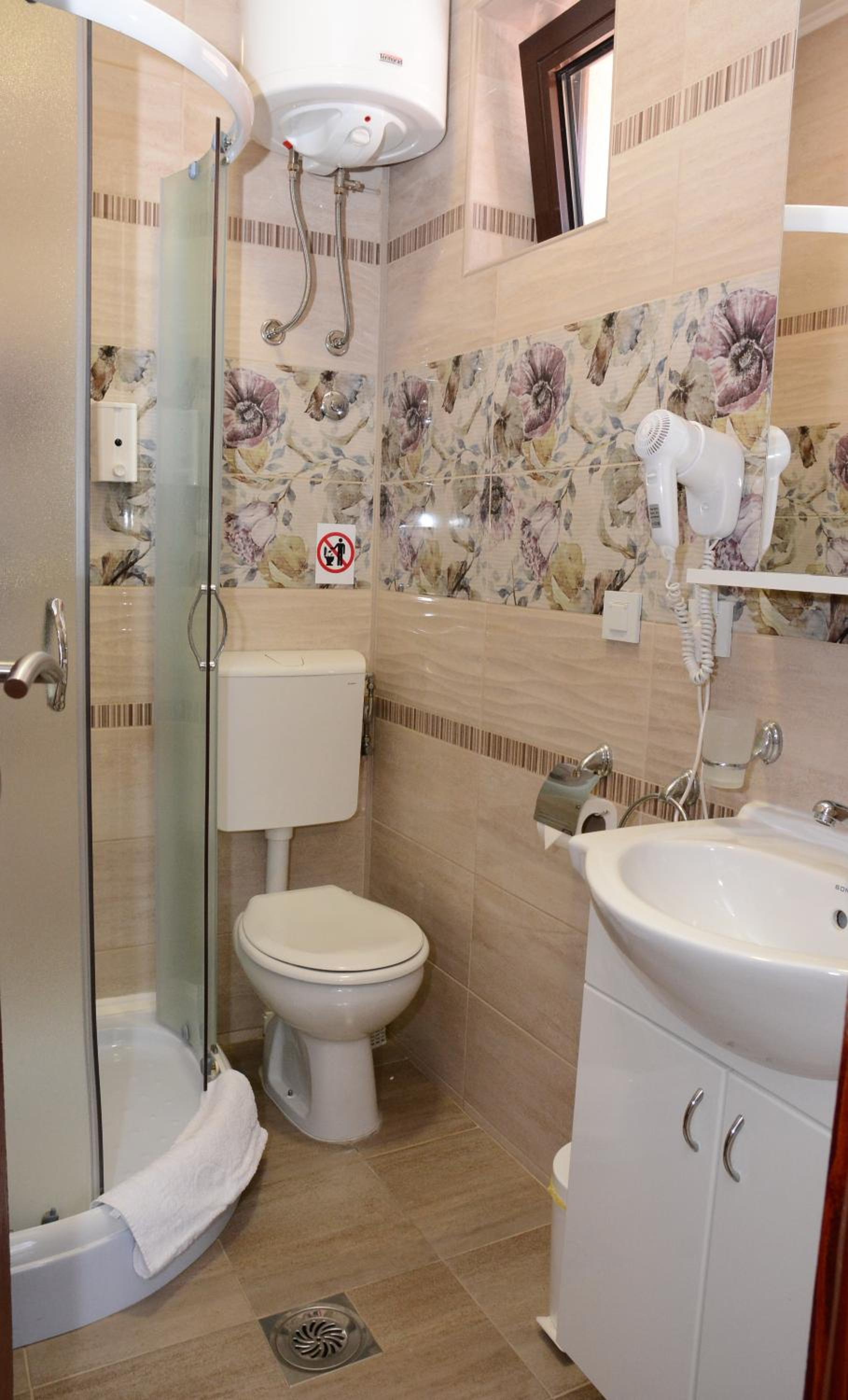 Double Room - Photo 7