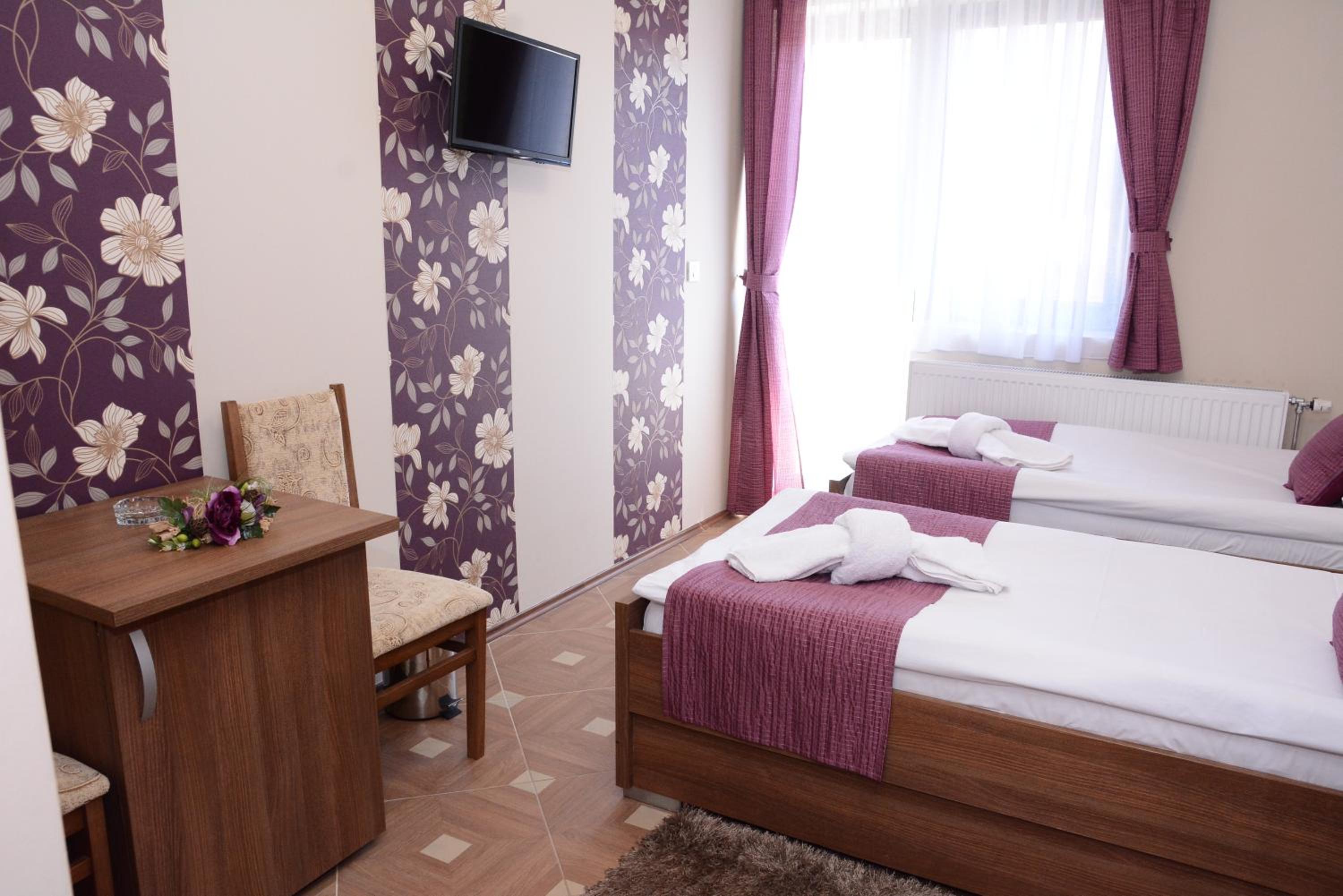 Double or Twin Room with Private Bathroom - Photo 7