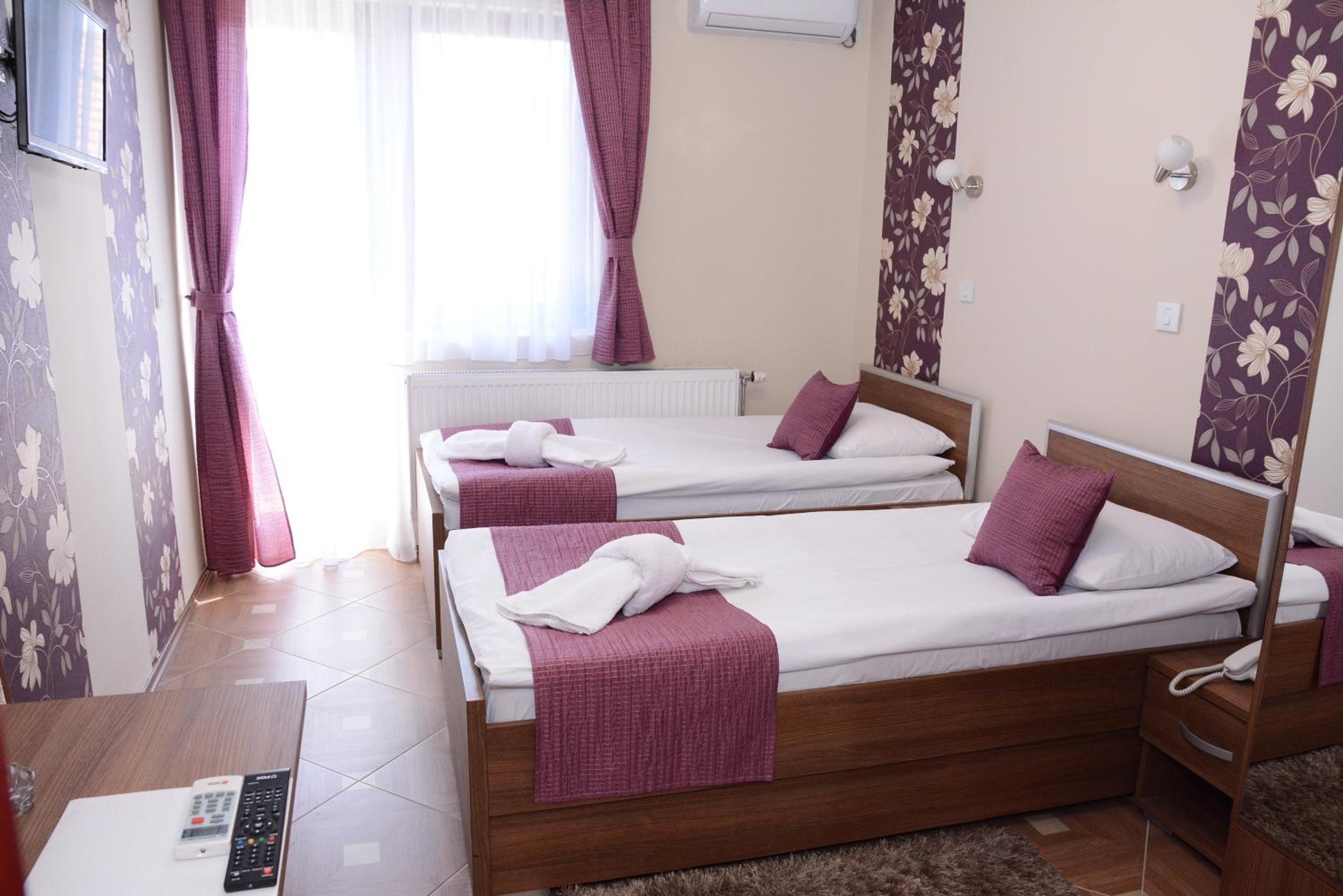 Double or Twin Room with Private Bathroom - Photo 12