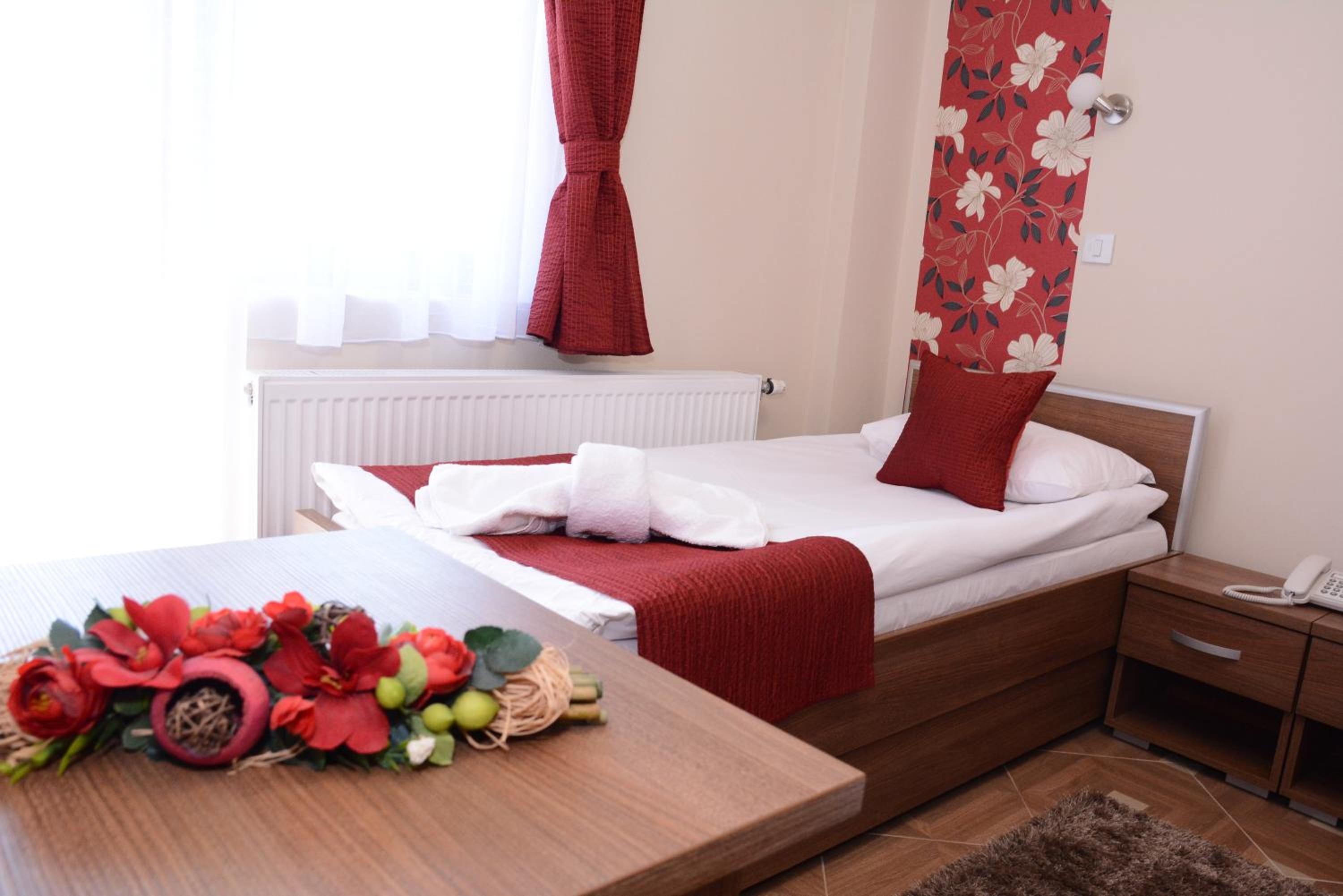 Double or Twin Room with Private Bathroom - Photo 5