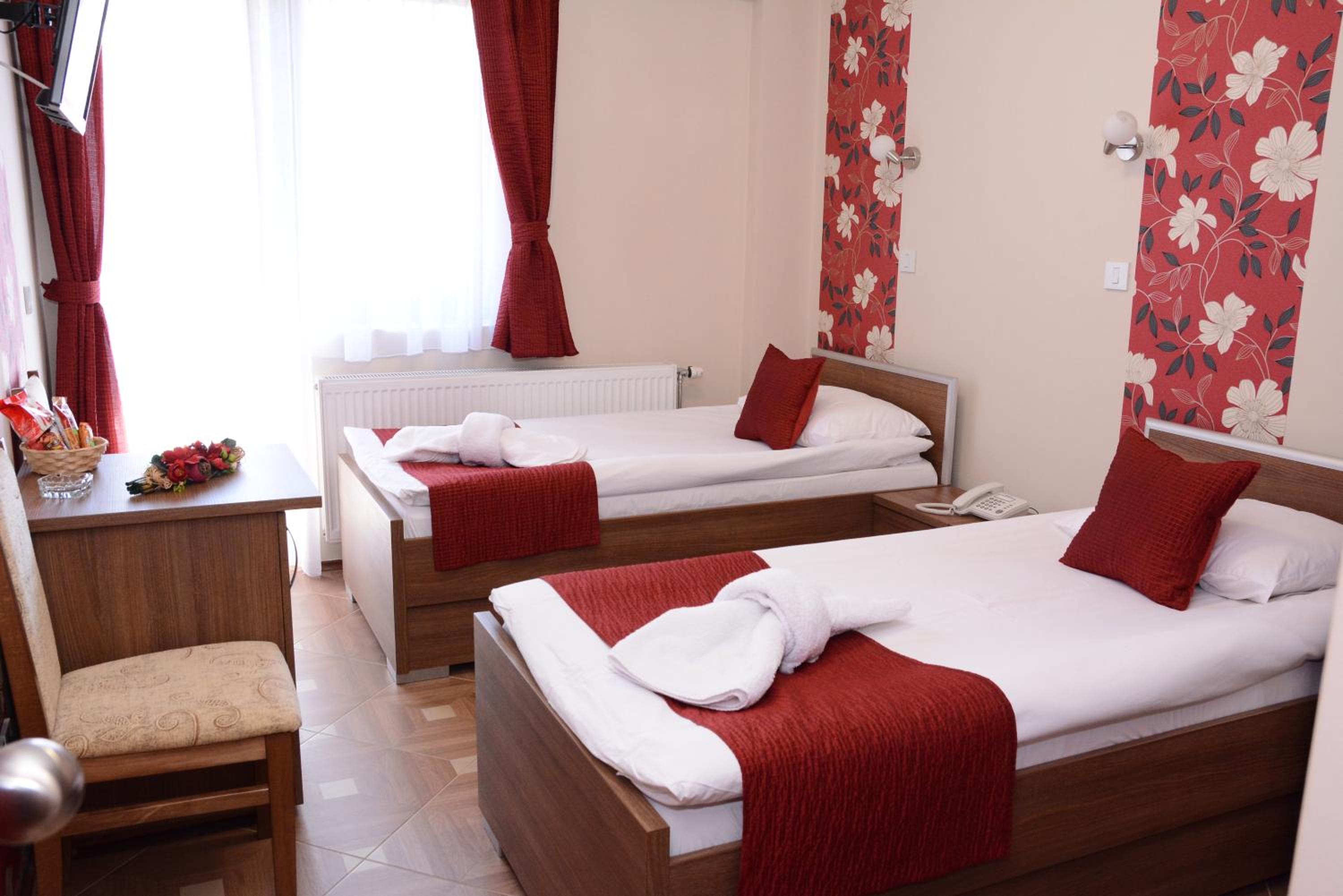 Double or Twin Room with Private Bathroom - Photo 6