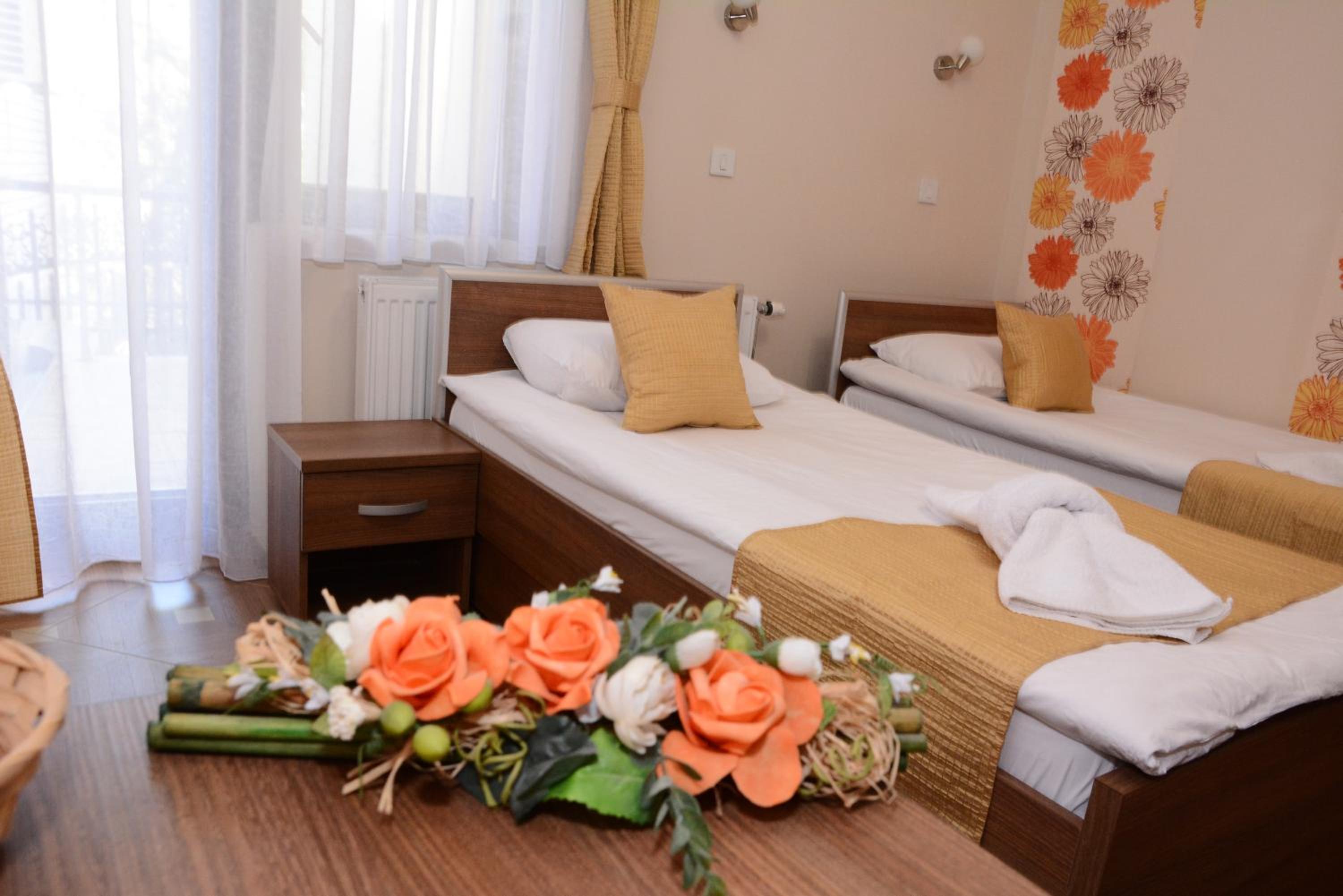 Double or Twin Room with Private Bathroom - Photo 9