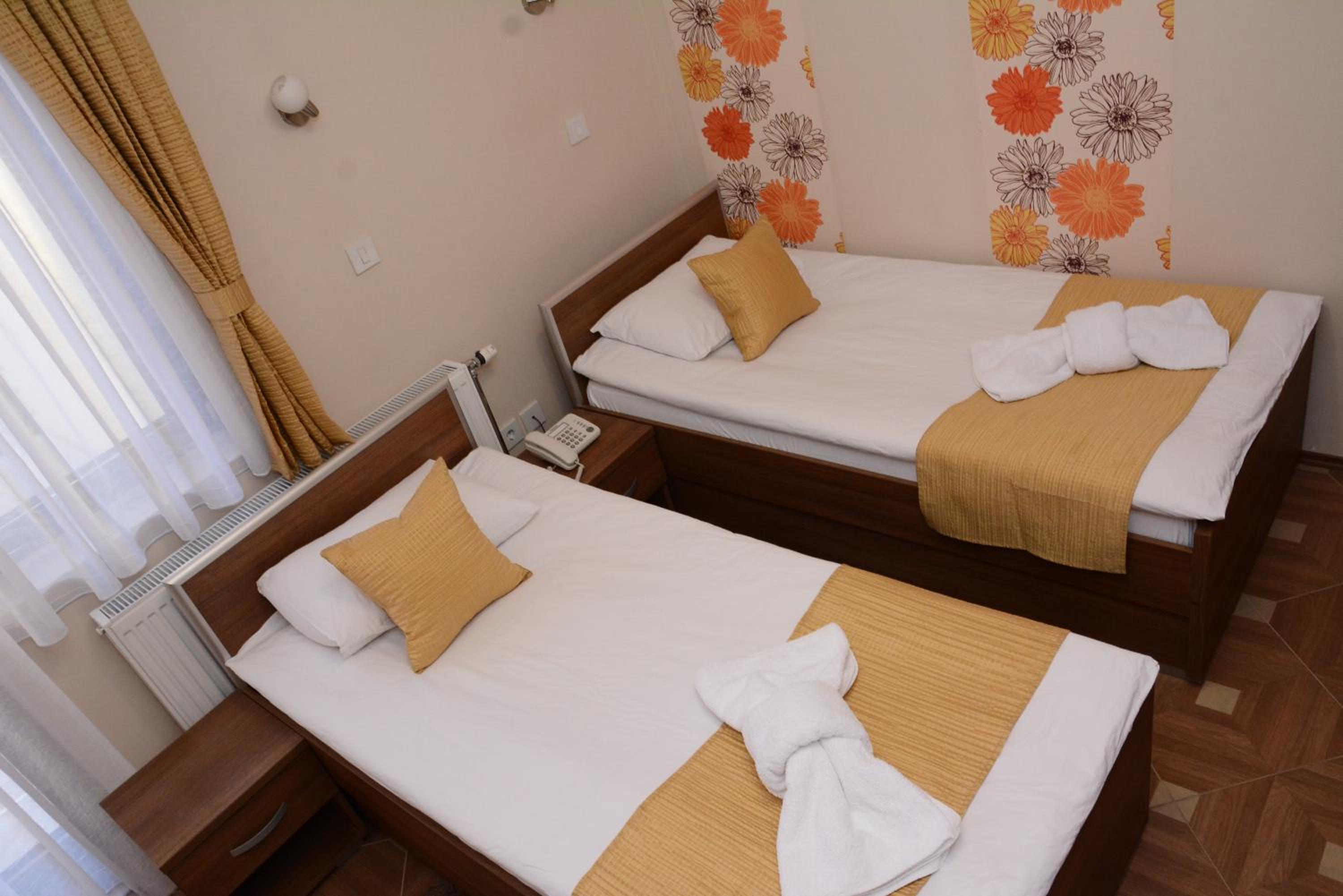 Double or Twin Room with Private Bathroom - Photo 8