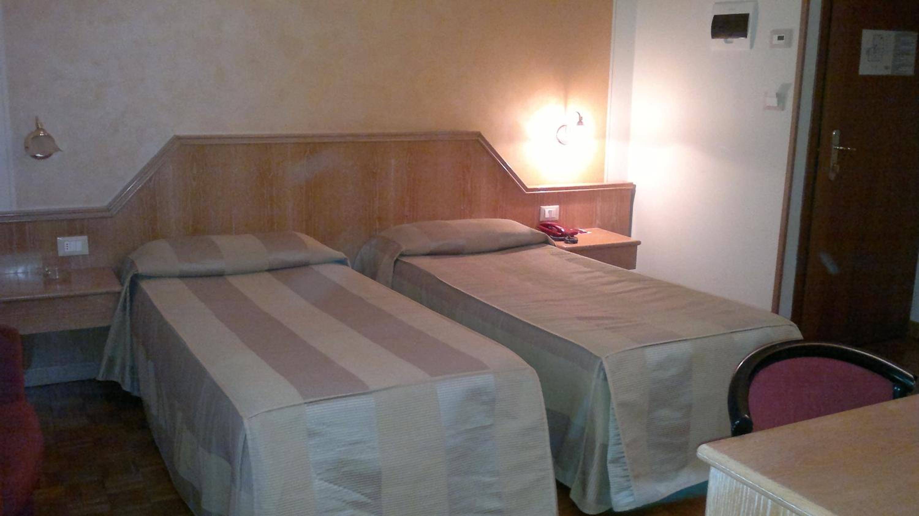 Twin Room - Photo 7