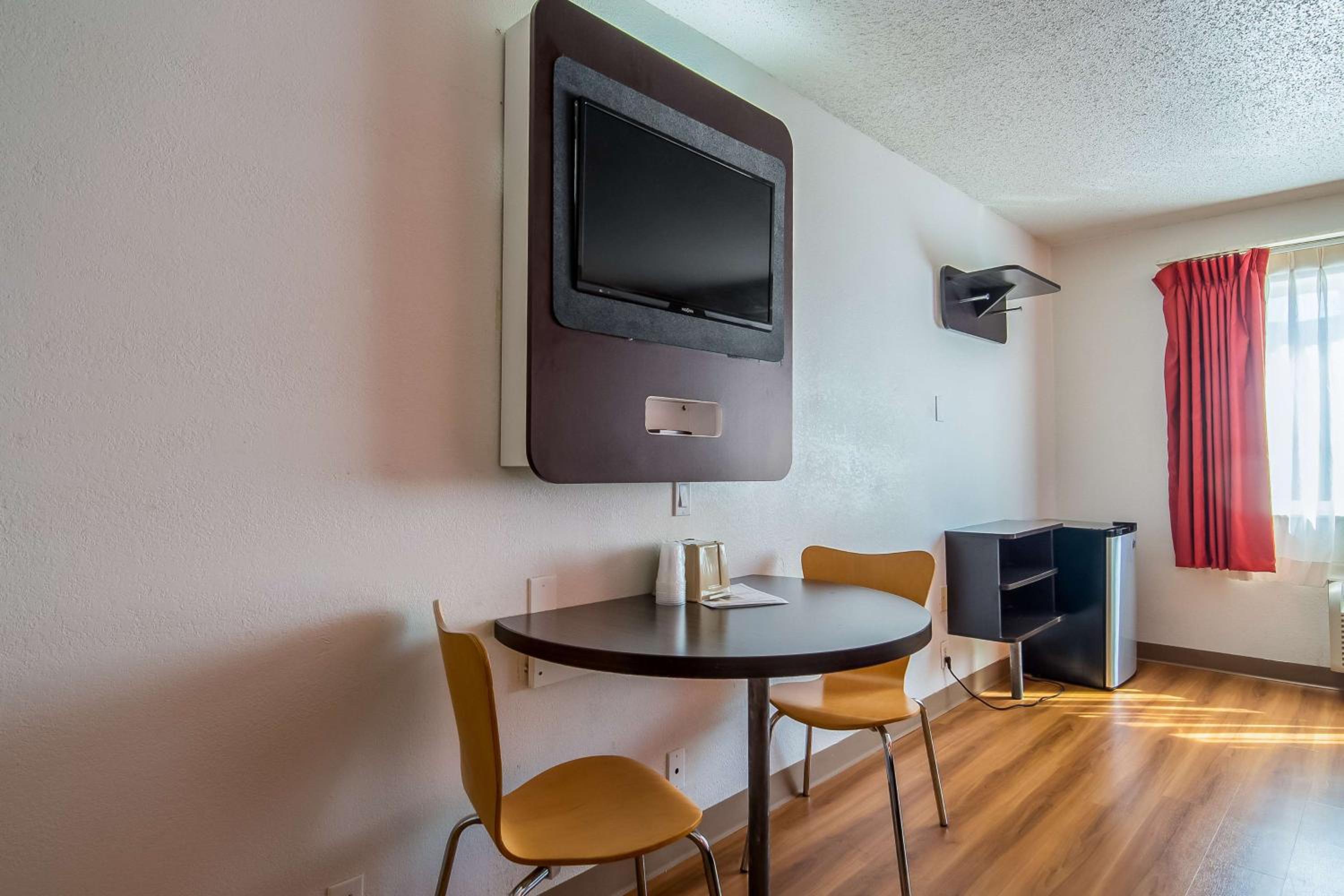 King Room - Non-Smoking photo 3