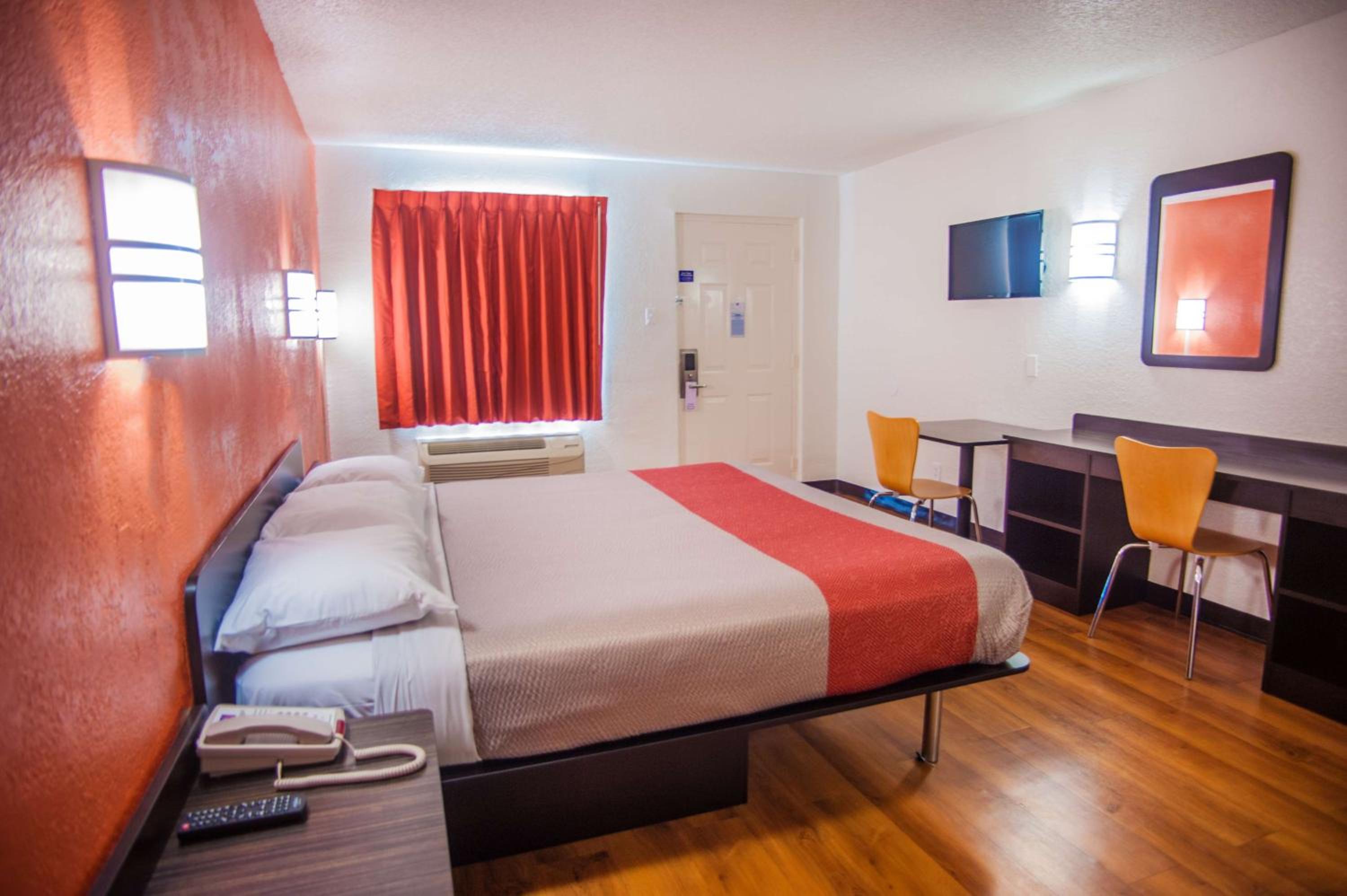 King Room - Non-Smoking - Photo 2
