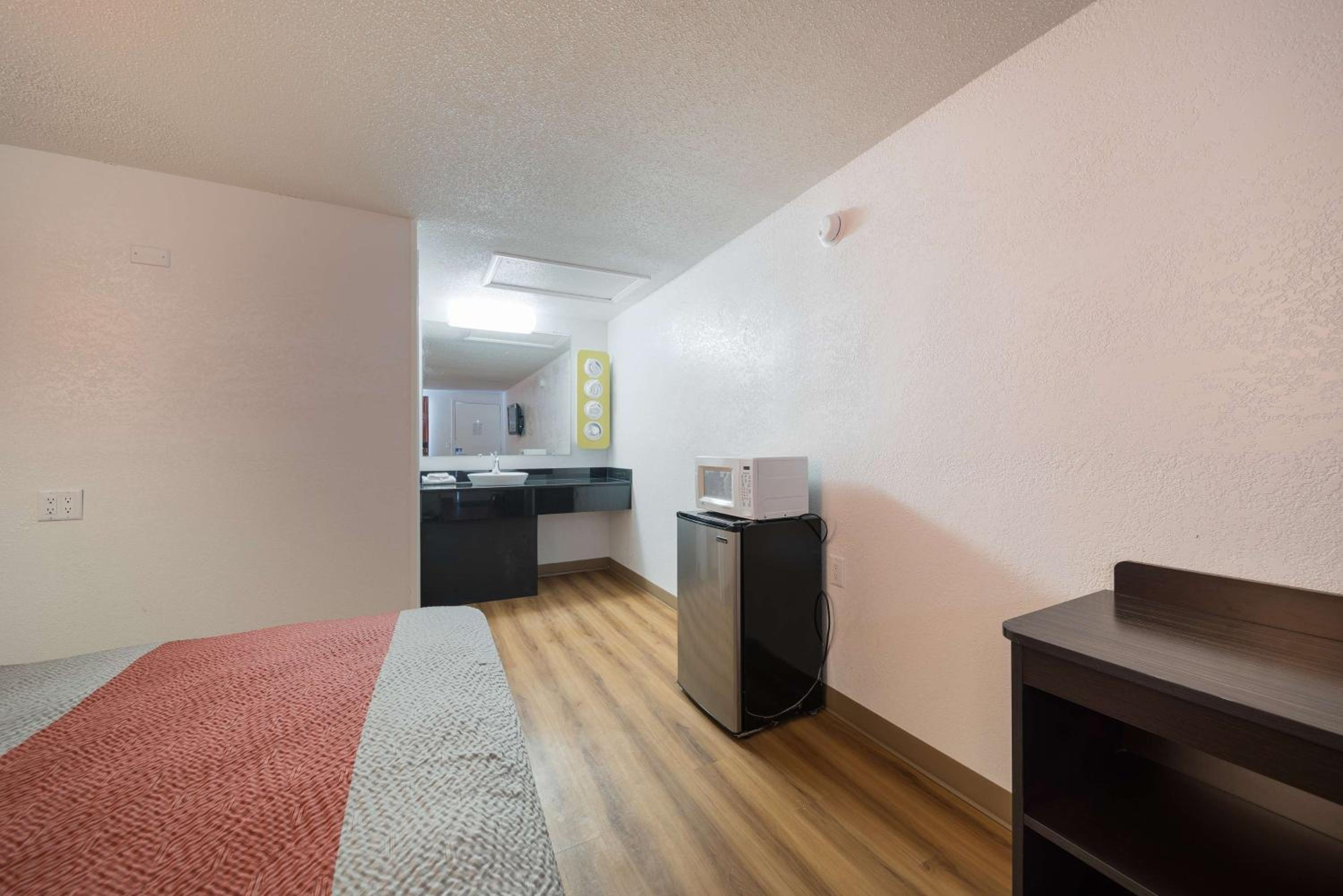 Deluxe Queen Room with Two Queen Beds - Smoking photo 1